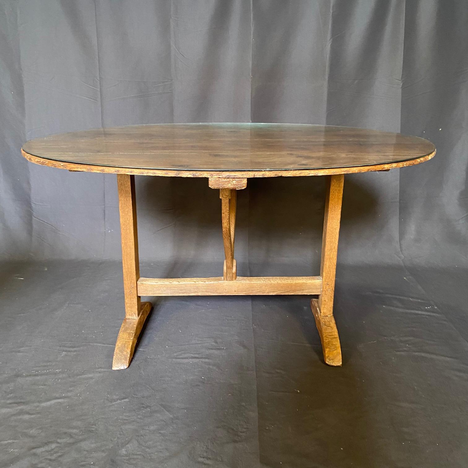 Noyer Table de salle à manger ovale en noyer du début du 19ème siècle en vente