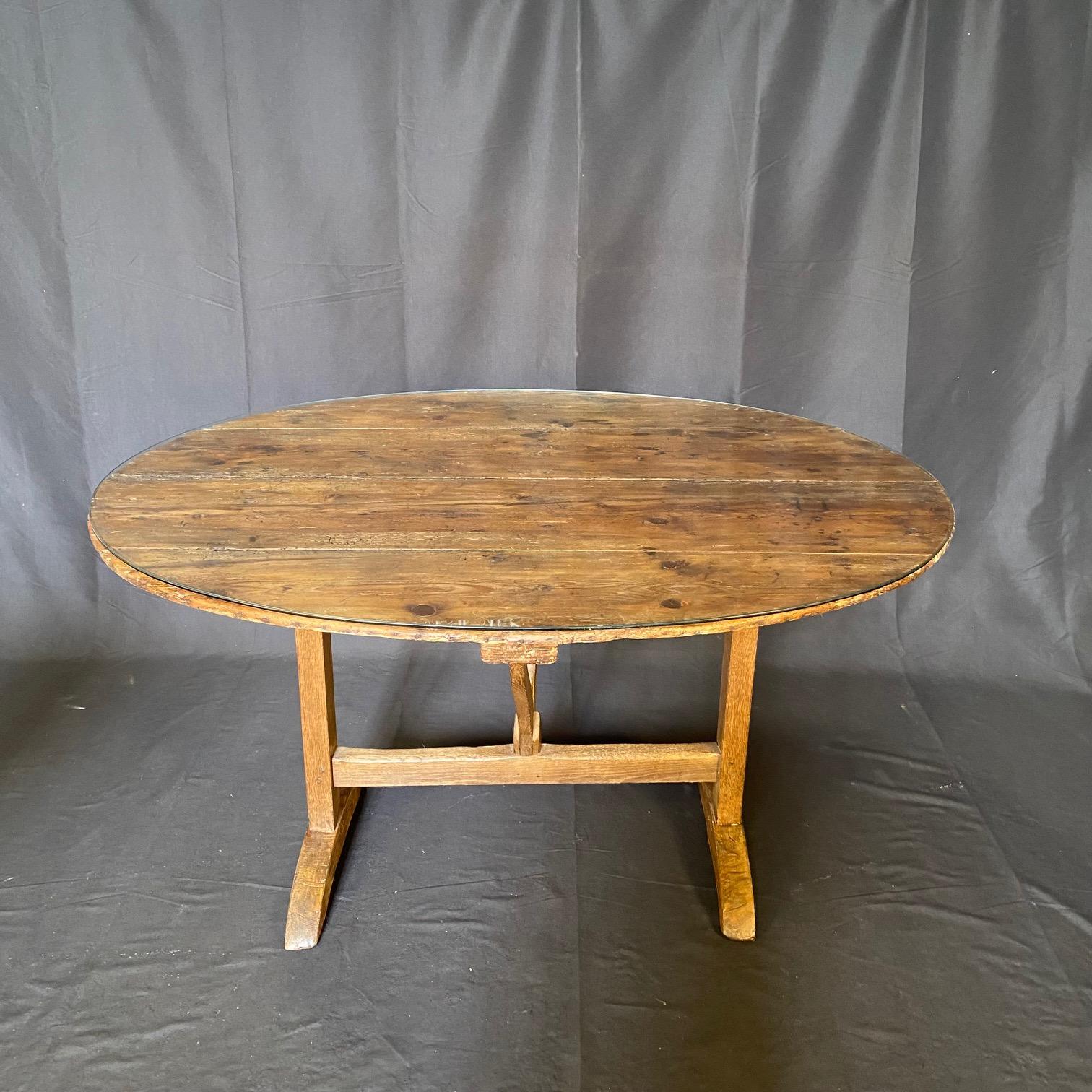 Table de salle à manger ovale en noyer du début du 19ème siècle en vente 1