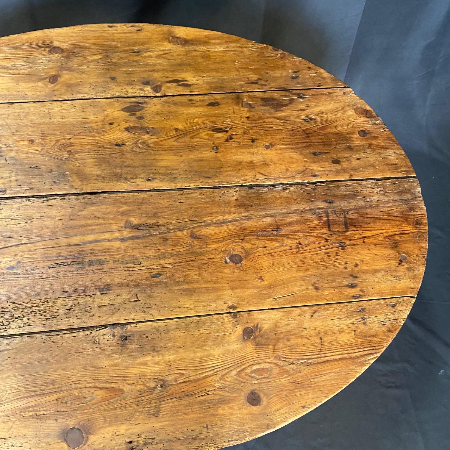 Table de salle à manger ovale en noyer du début du 19ème siècle en vente 2