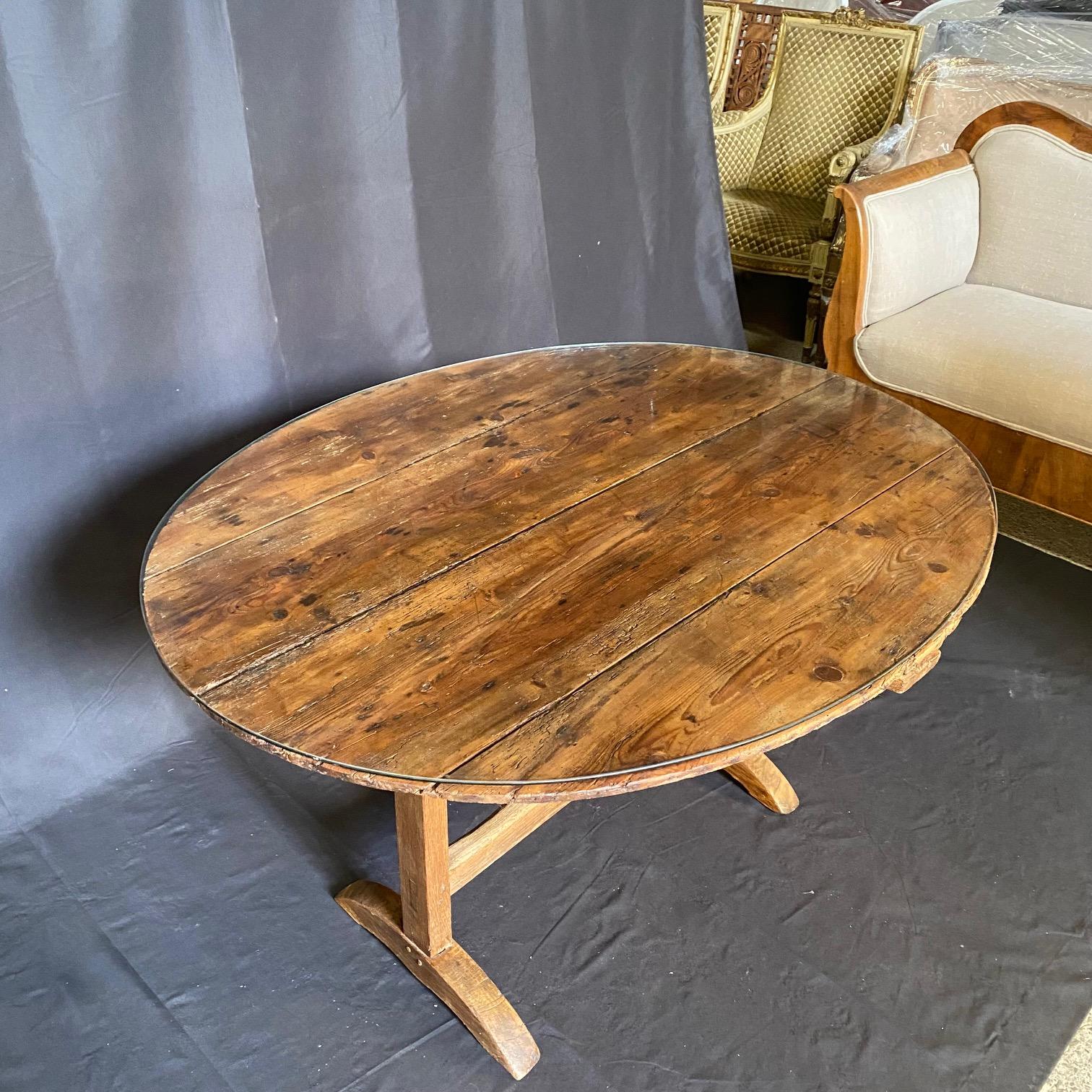 Table de salle à manger ovale en noyer du début du 19ème siècle en vente 3
