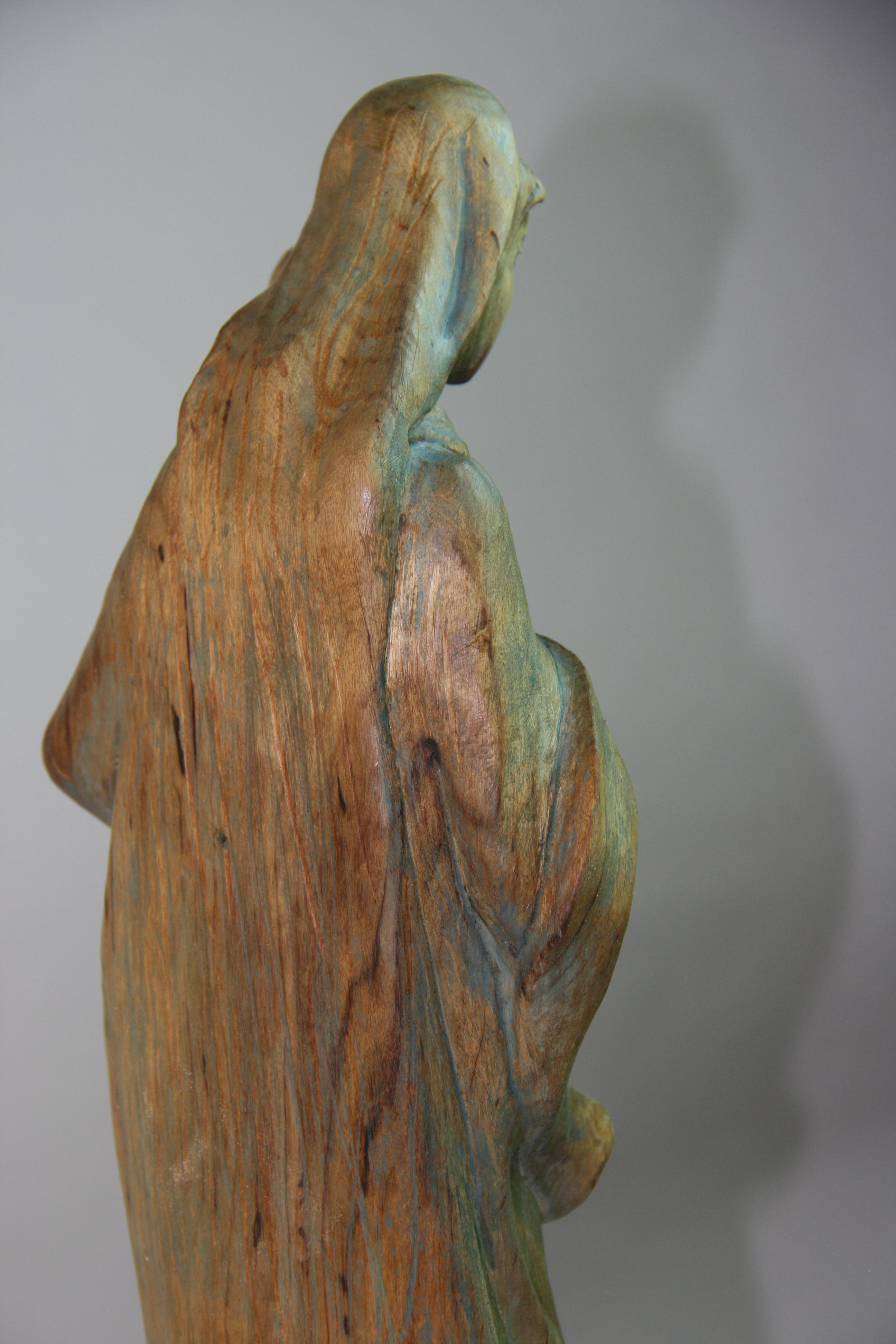 Scultura in legno intagliato francese dell'inizio del XX secolo con Madona e Bambino in vendita 4