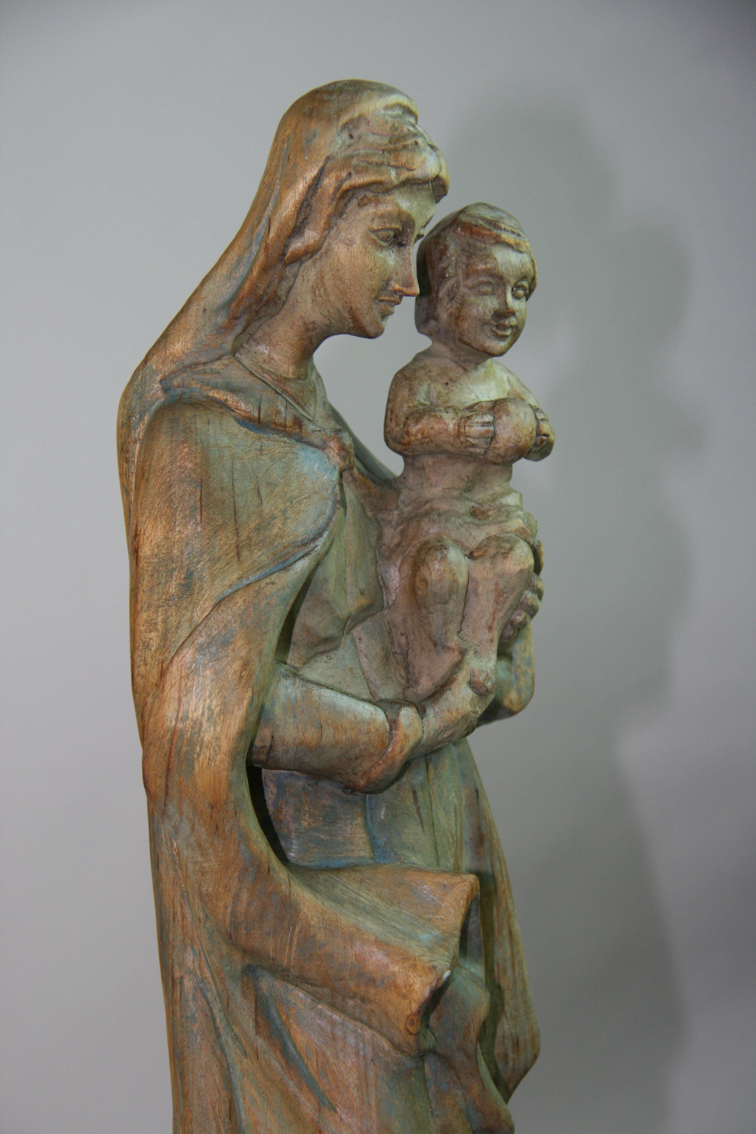 Scultura in legno intagliato francese dell'inizio del XX secolo con Madona e Bambino in vendita 5