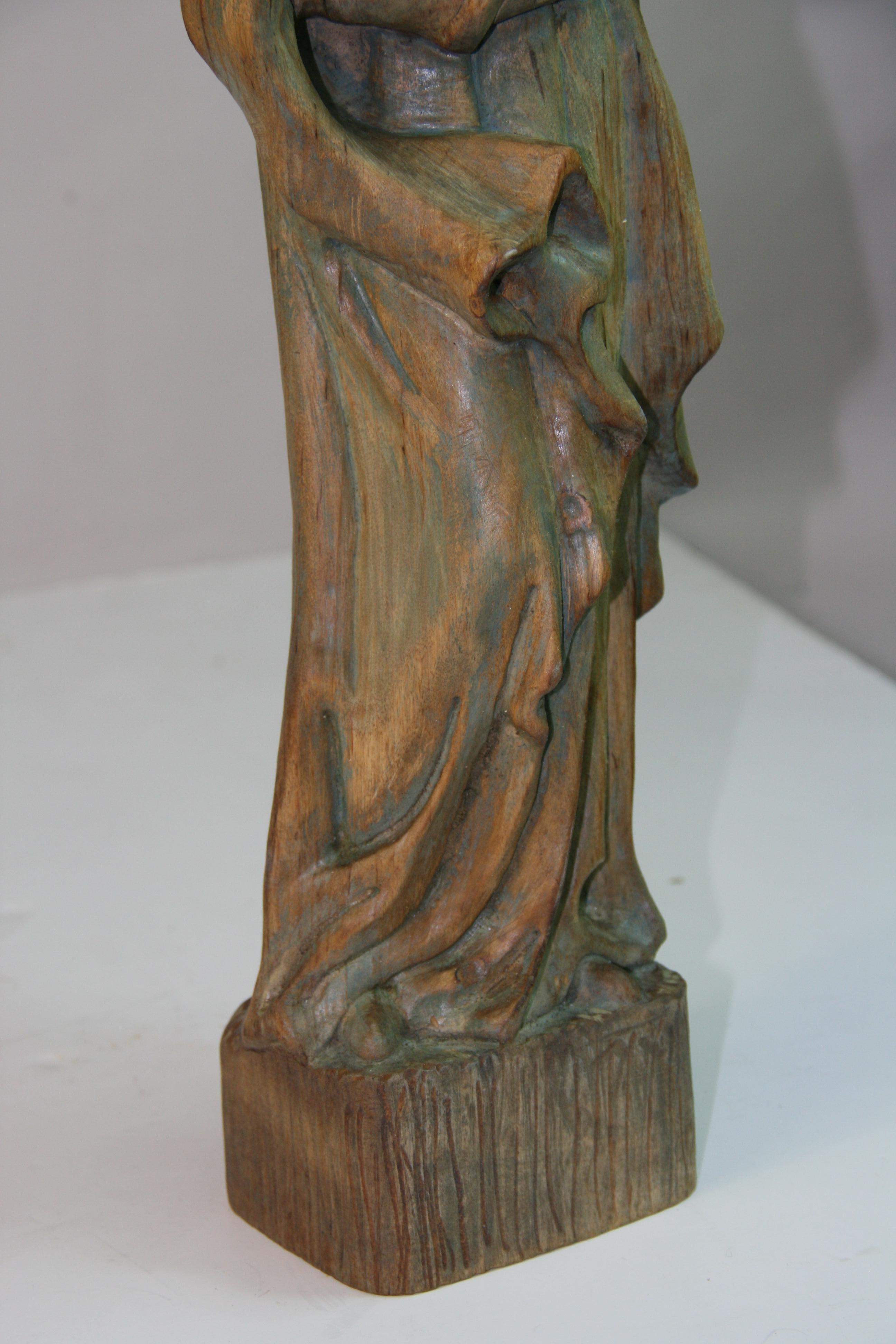 Scultura in legno intagliato francese dell'inizio del XX secolo con Madona e Bambino in vendita 7