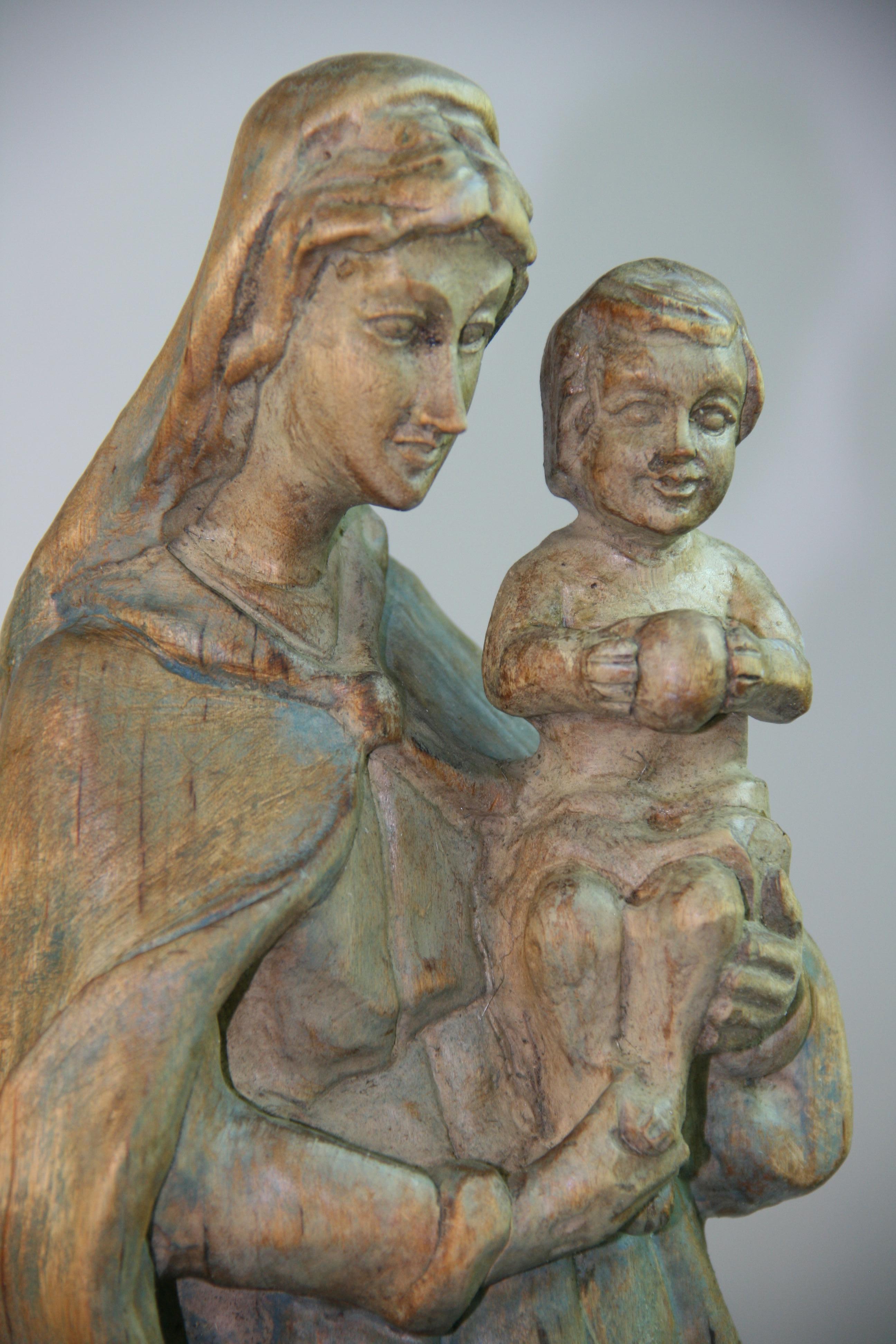 Scultura in legno intagliato francese dell'inizio del XX secolo con Madona e Bambino in vendita 8