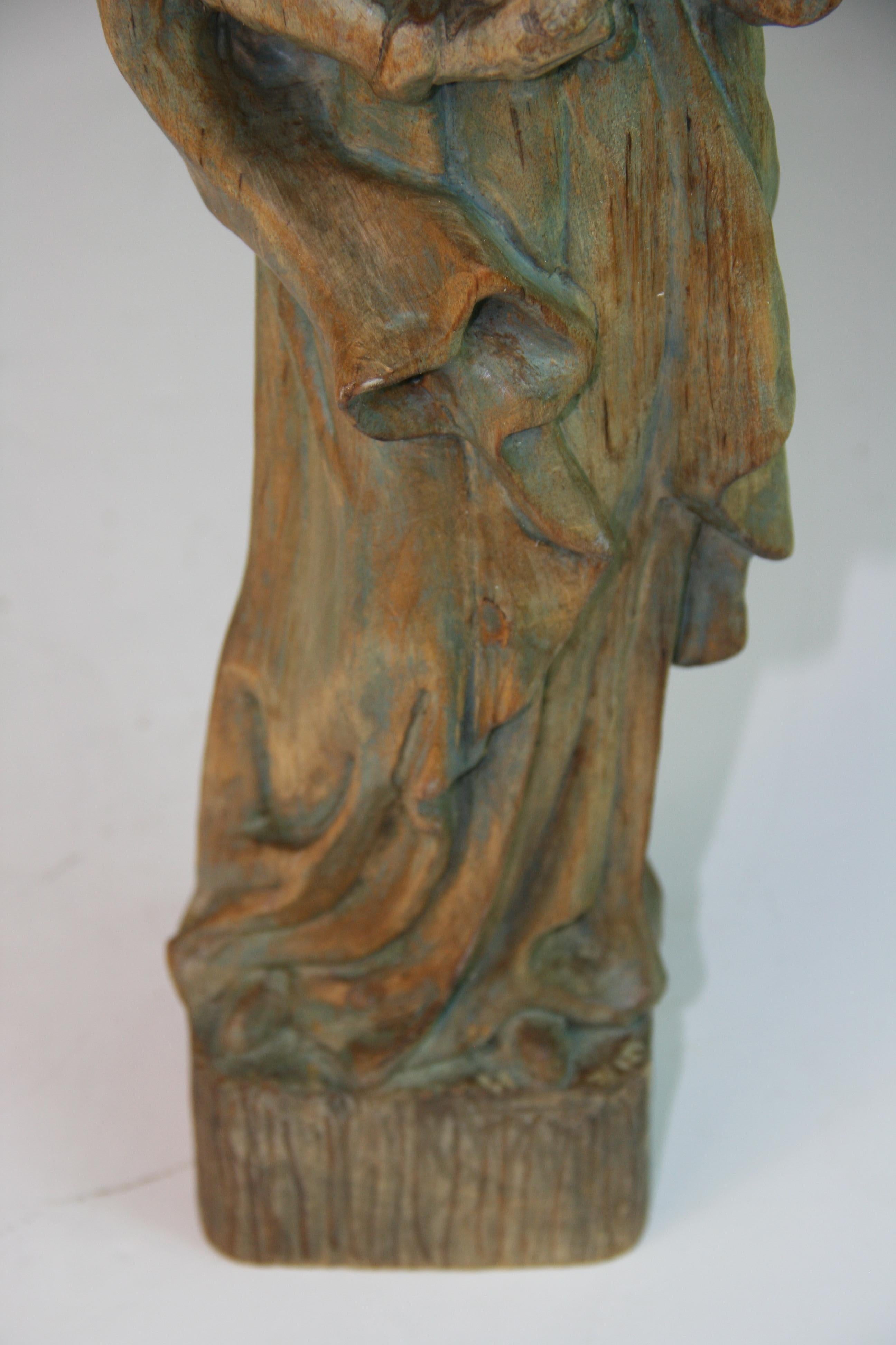 Scultura in legno intagliato francese dell'inizio del XX secolo con Madona e Bambino in vendita 11