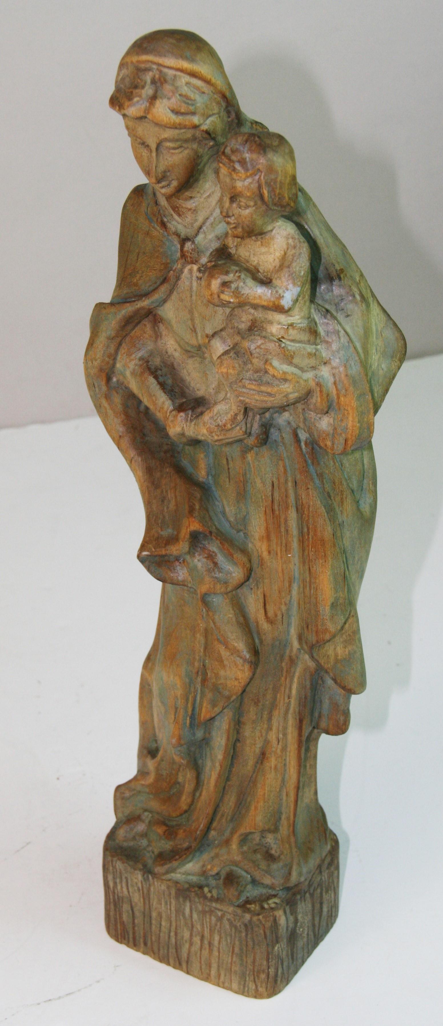 5223 Scultura francese in legno intagliato di Madona e Child con resti di vernice originale
