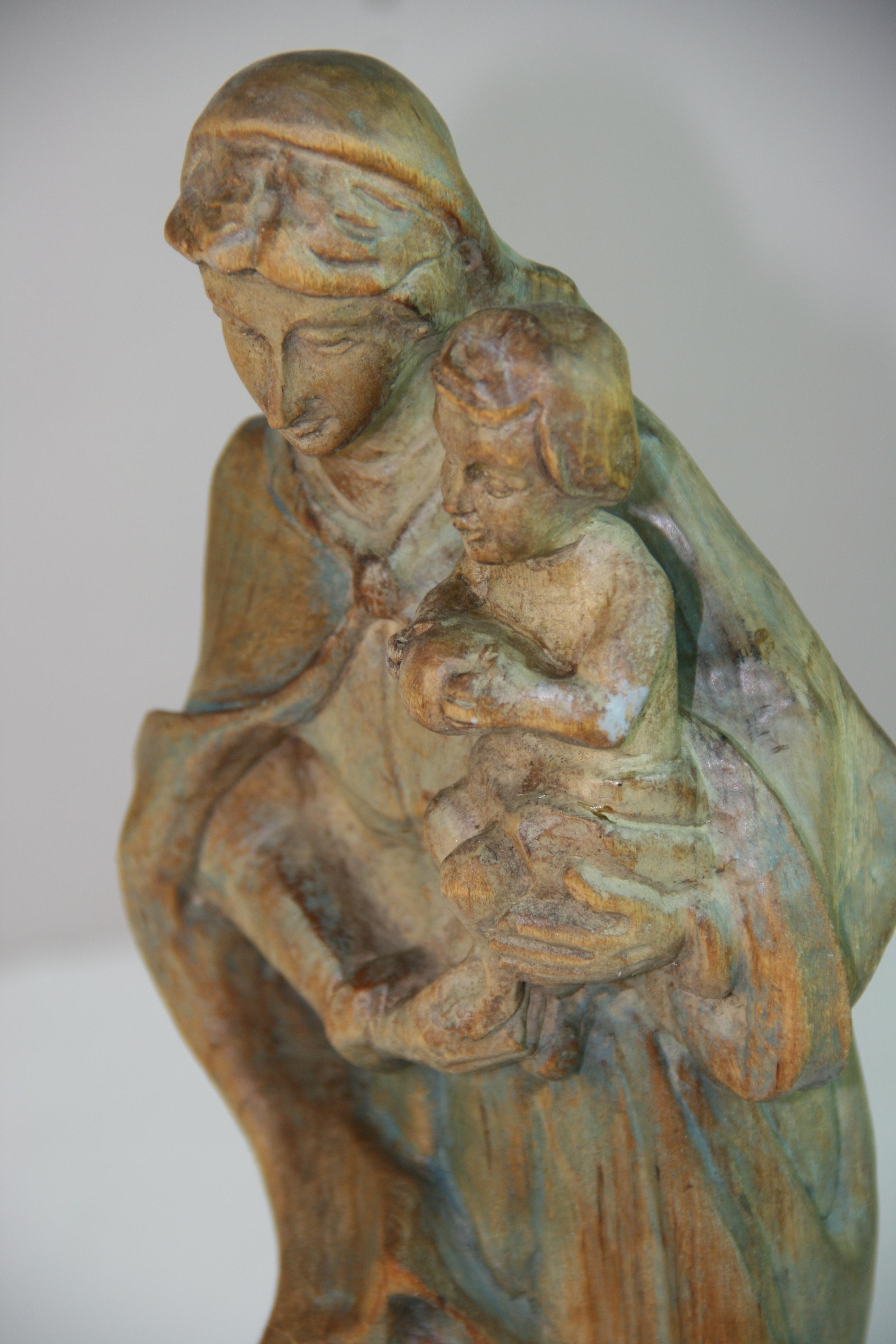 Intagliato a mano Scultura in legno intagliato francese dell'inizio del XX secolo con Madona e Bambino in vendita