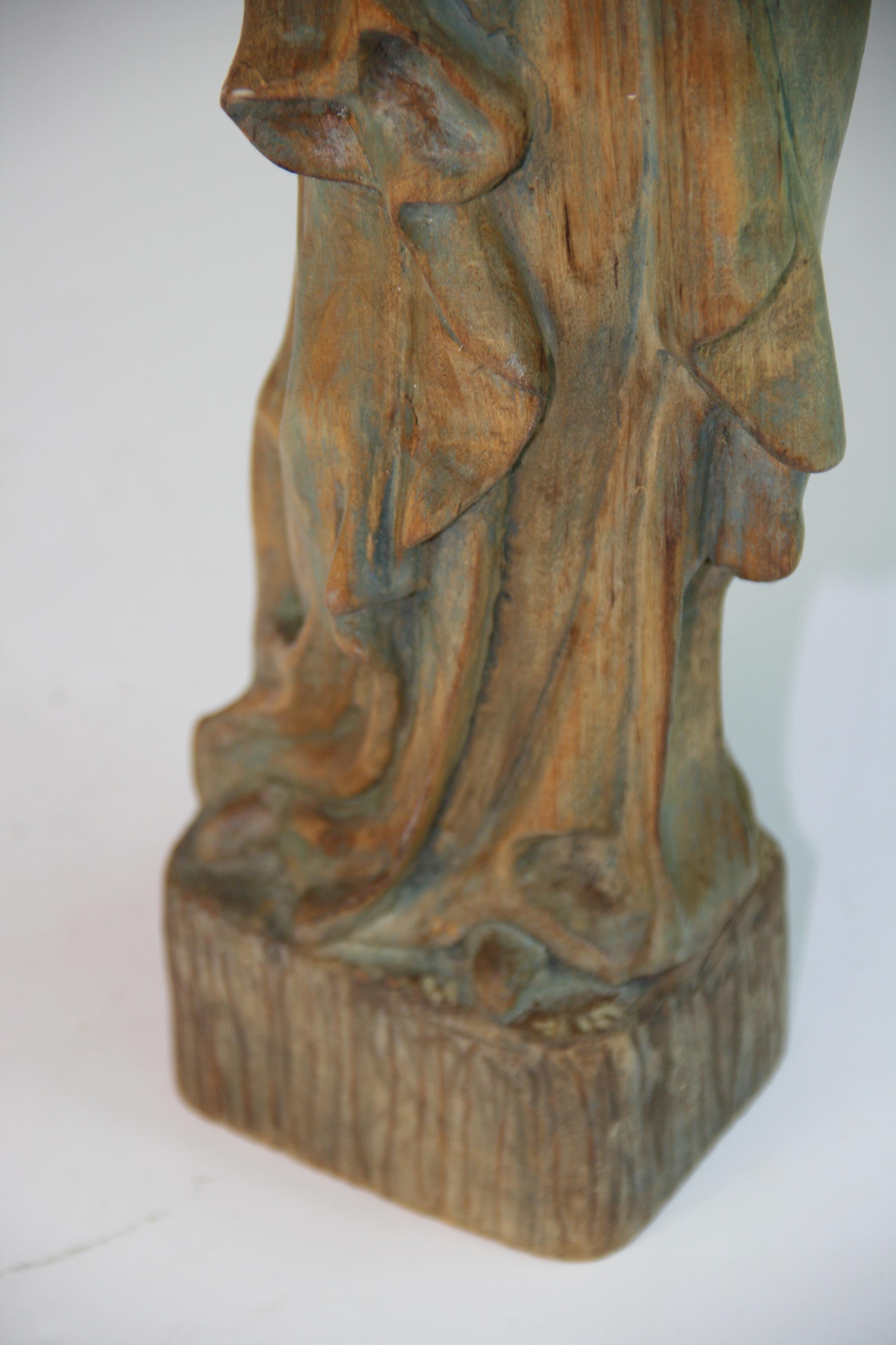 Scultura in legno intagliato francese dell'inizio del XX secolo con Madona e Bambino In condizioni buone in vendita a Douglas Manor, NY
