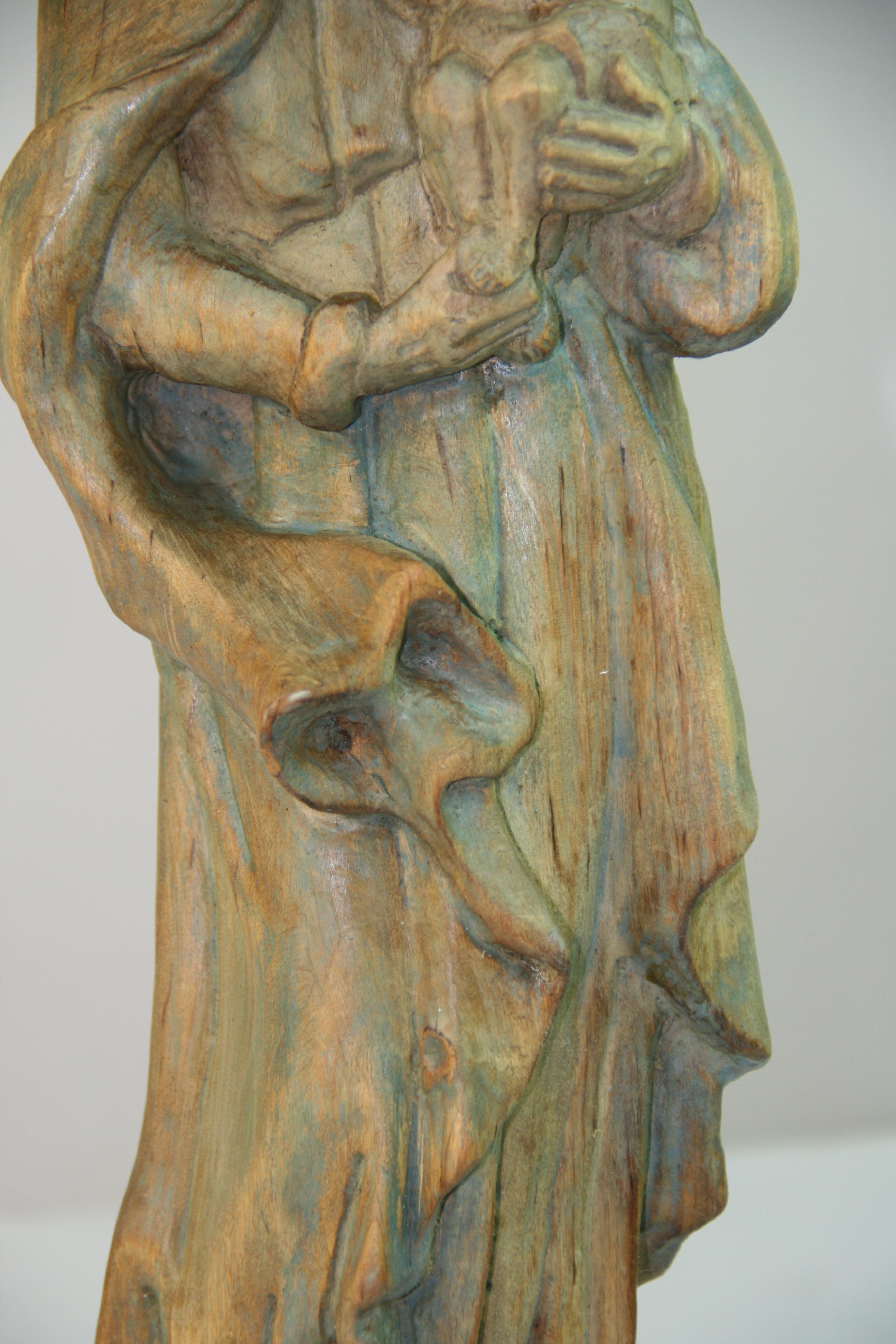 Legno massiccio Scultura in legno intagliato francese dell'inizio del XX secolo con Madona e Bambino in vendita