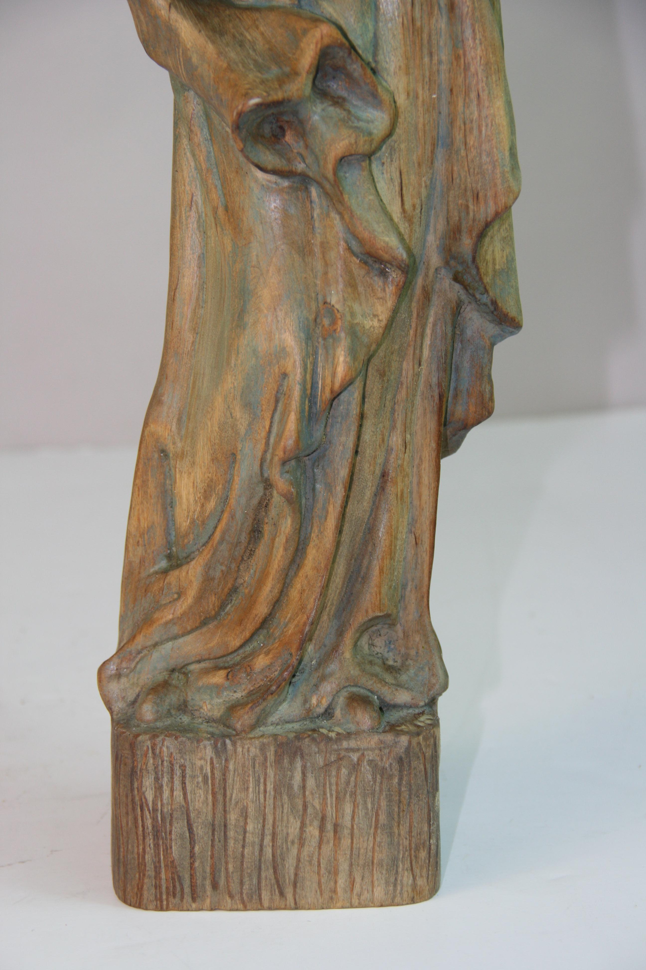 Scultura in legno intagliato francese dell'inizio del XX secolo con Madona e Bambino in vendita 1