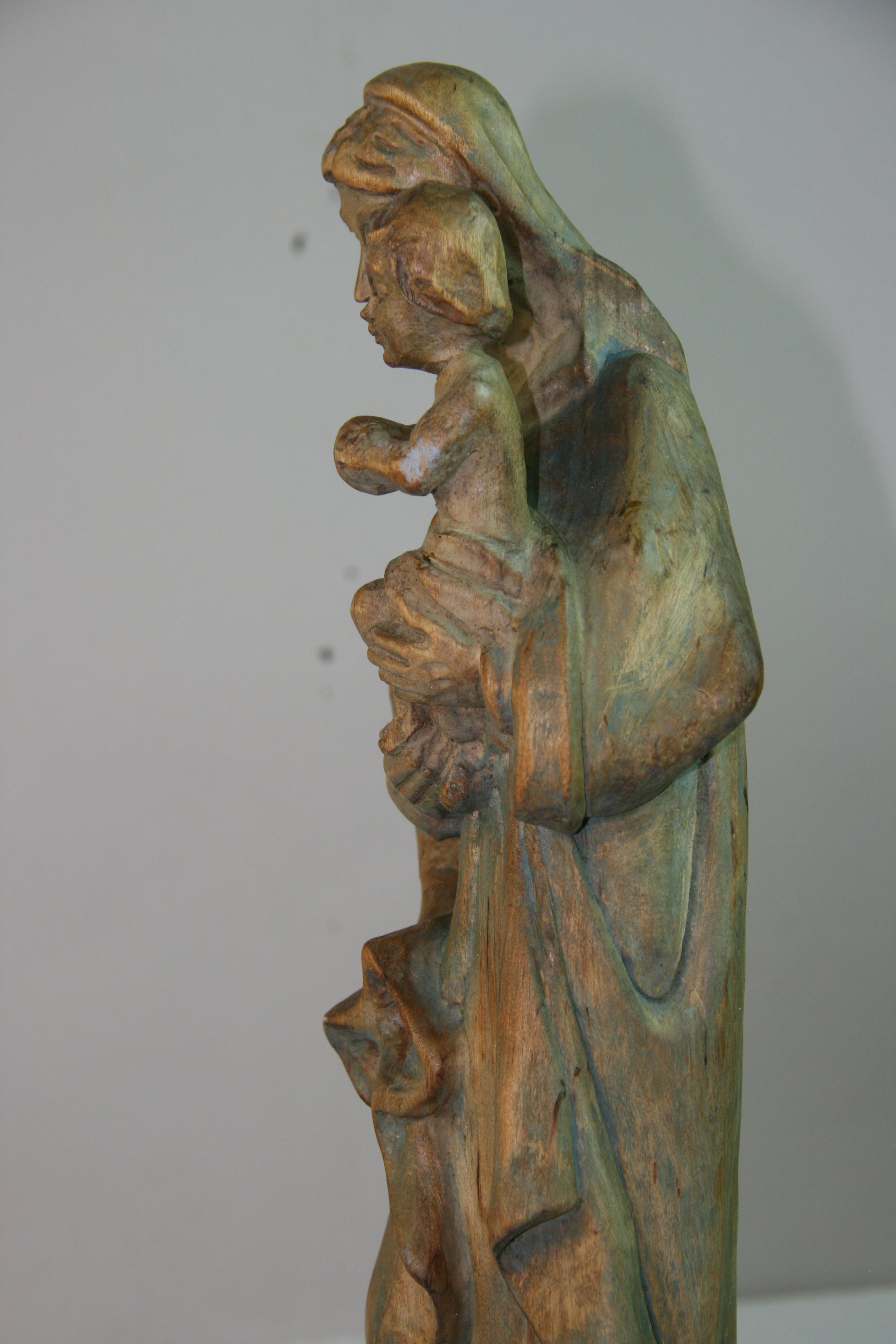 Scultura in legno intagliato francese dell'inizio del XX secolo con Madona e Bambino in vendita 2