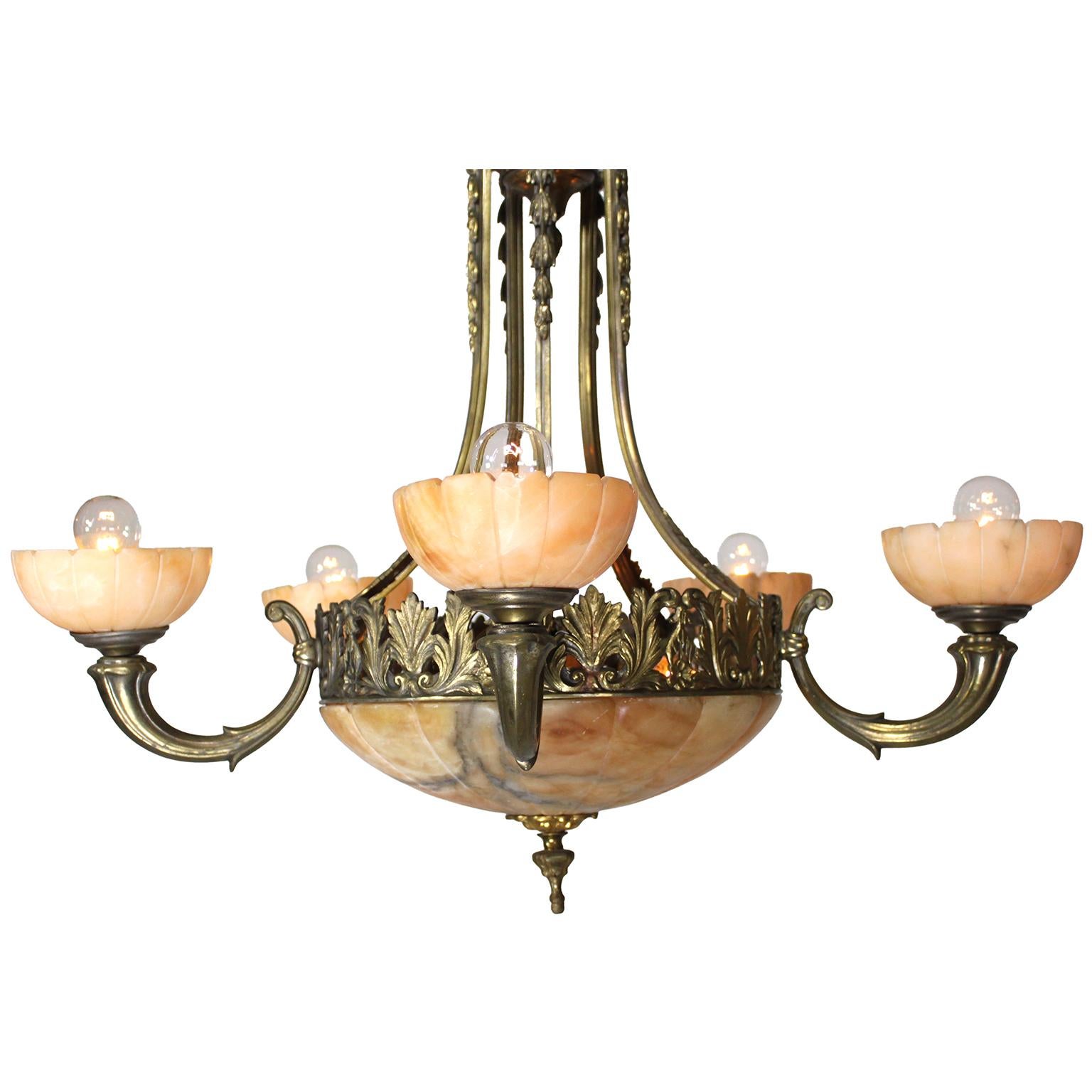 Art Déco Lampadario a 5 luci in bronzo e alabastro intagliato francese del primo Novecento Art Carved in vendita