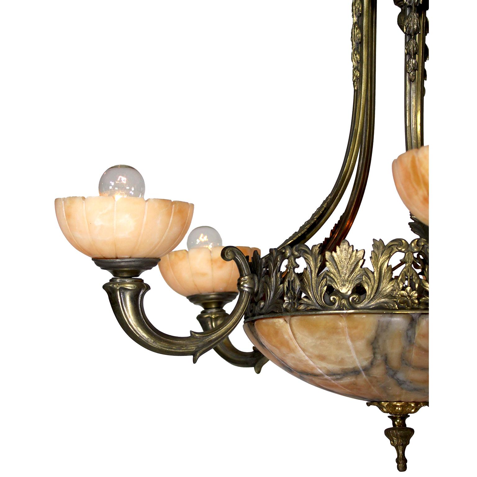 Francese Lampadario a 5 luci in bronzo e alabastro intagliato francese del primo Novecento Art Carved in vendita