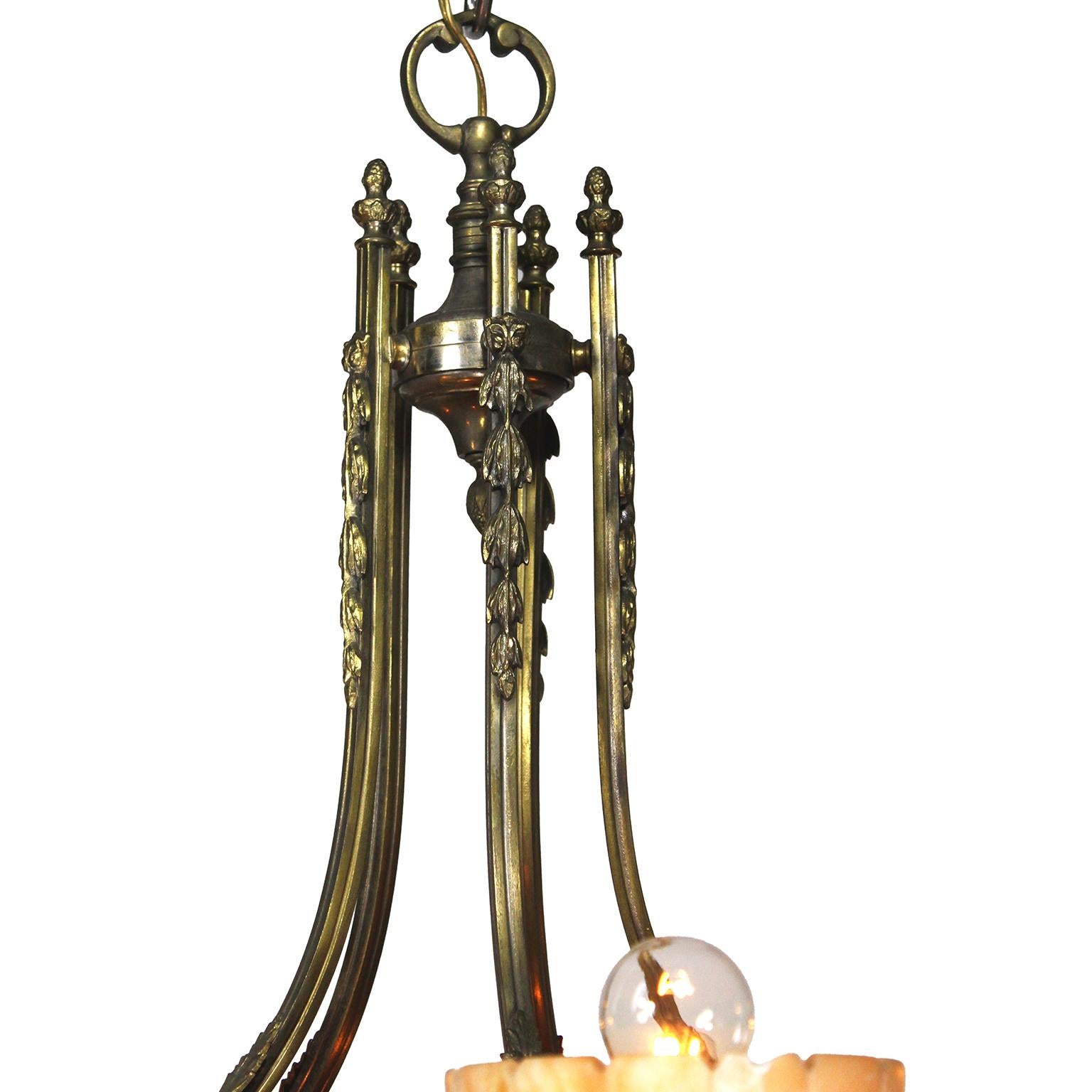 Intagliato Lampadario a 5 luci in bronzo e alabastro intagliato francese del primo Novecento Art Carved in vendita