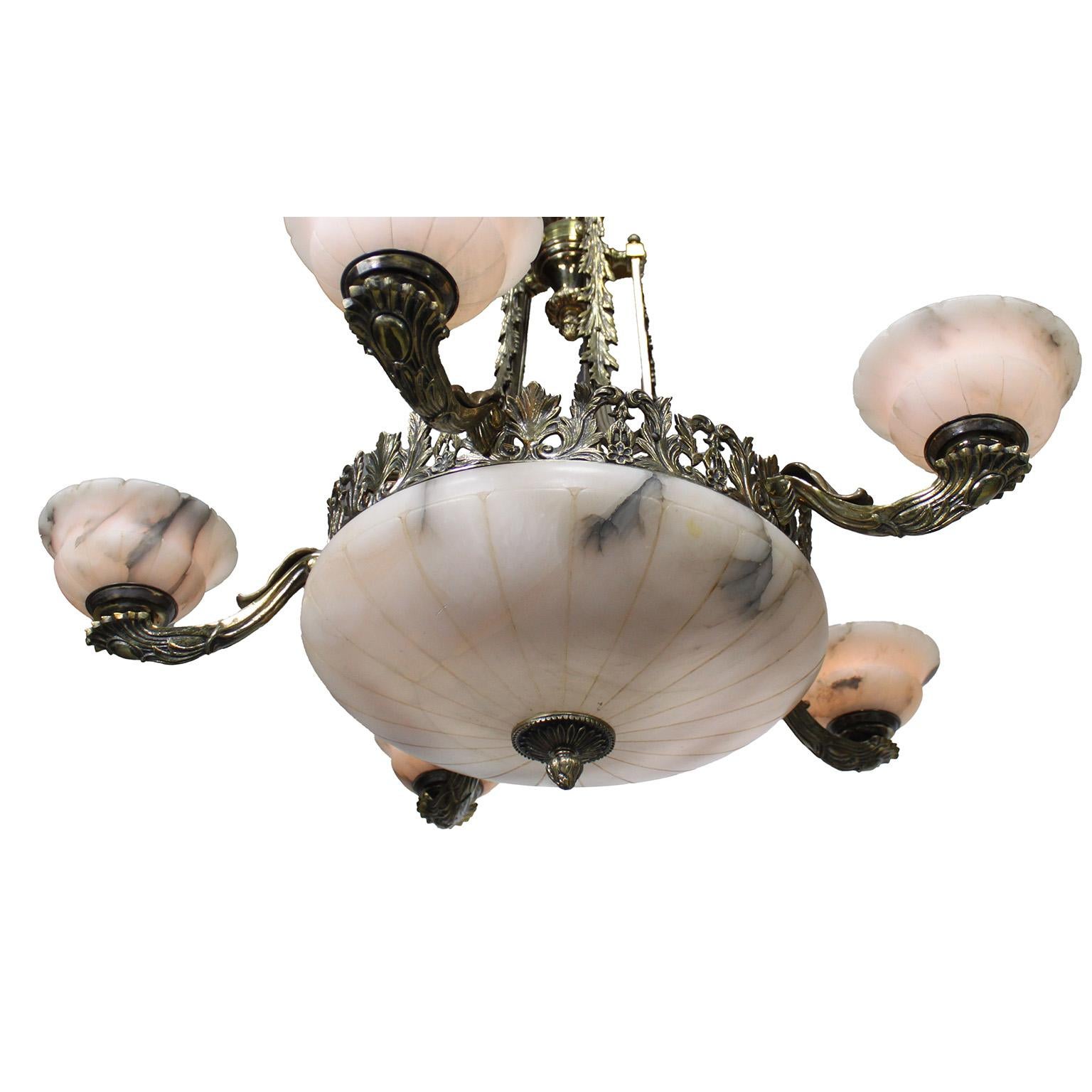Intagliato Lampadario a 5 luci in bronzo e alabastro intagliato francese del primo Novecento Art Carved in vendita