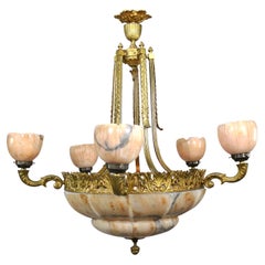 Französisch Anfang 20. Jahrhundert Art Deco Bronze & geschnitzter 7-Licht-Kronleuchter aus Alabaster