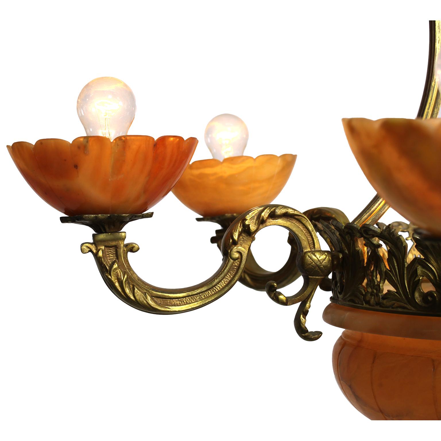 Francese Lampadario francese Art Deco del primo Novecento in bronzo e alabastro venato intagliato in vendita