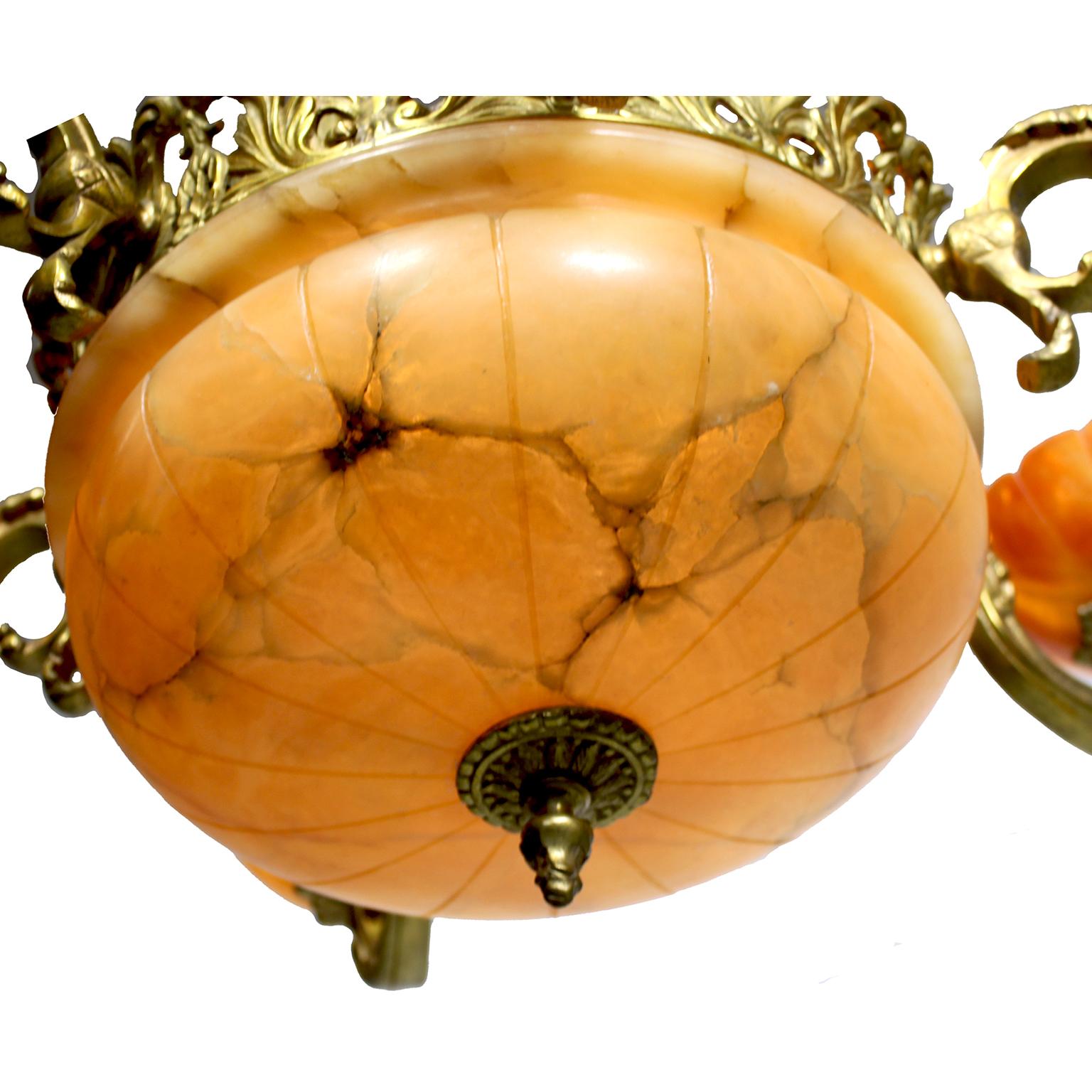 Intagliato Lampadario francese Art Deco del primo Novecento in bronzo e alabastro venato intagliato in vendita