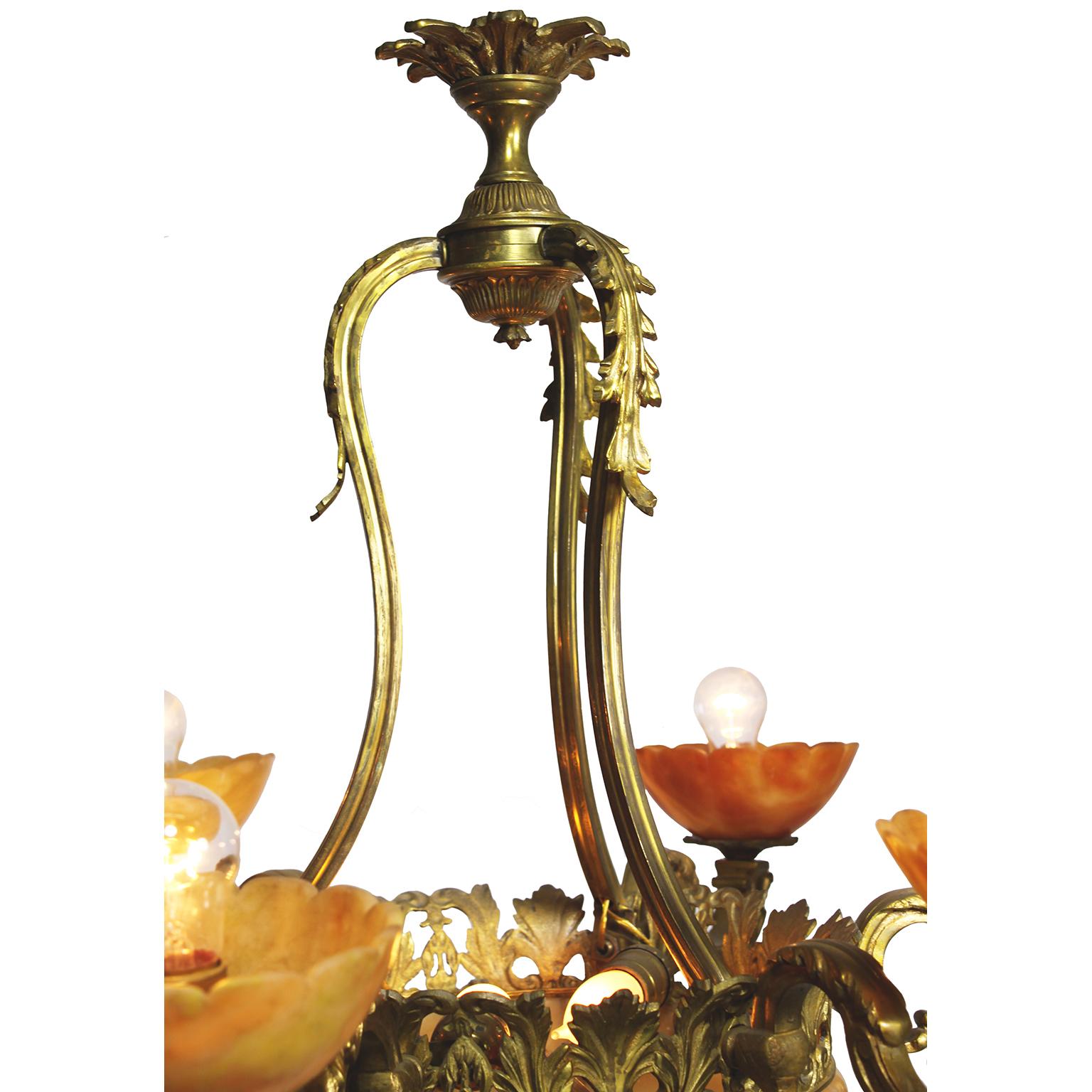 Lampadario francese Art Deco del primo Novecento in bronzo e alabastro venato intagliato In condizioni buone in vendita a Los Angeles, CA