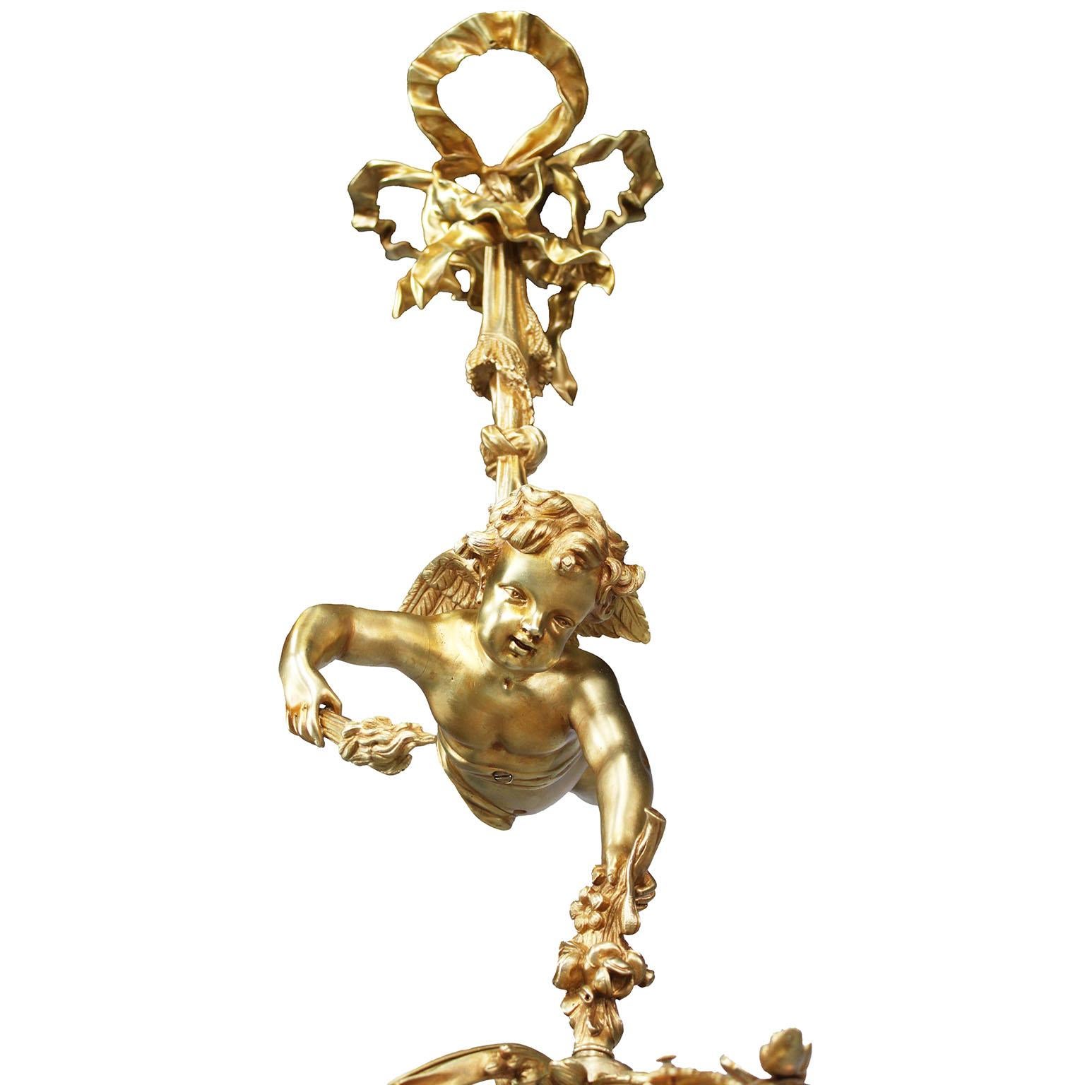 Französisch Anfang des 20. Jahrhunderts Belle Époque 4-Light Bronze Cherub Chandelier Pendelleuchte (Mattiert) im Angebot