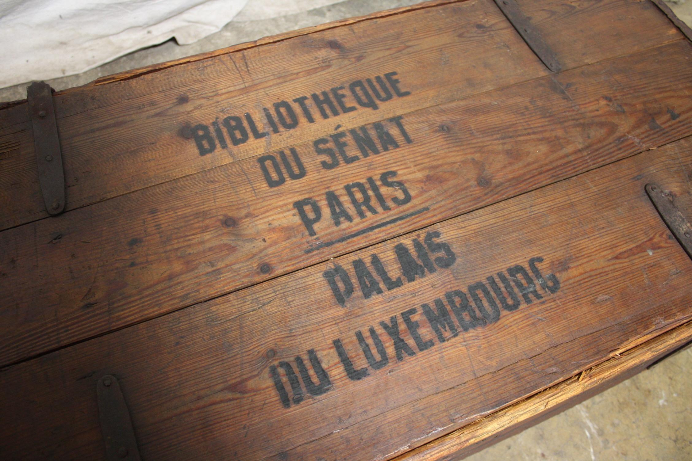 Baule della Bibliotheque du Senat francese dell'inizio del XX secolo.
