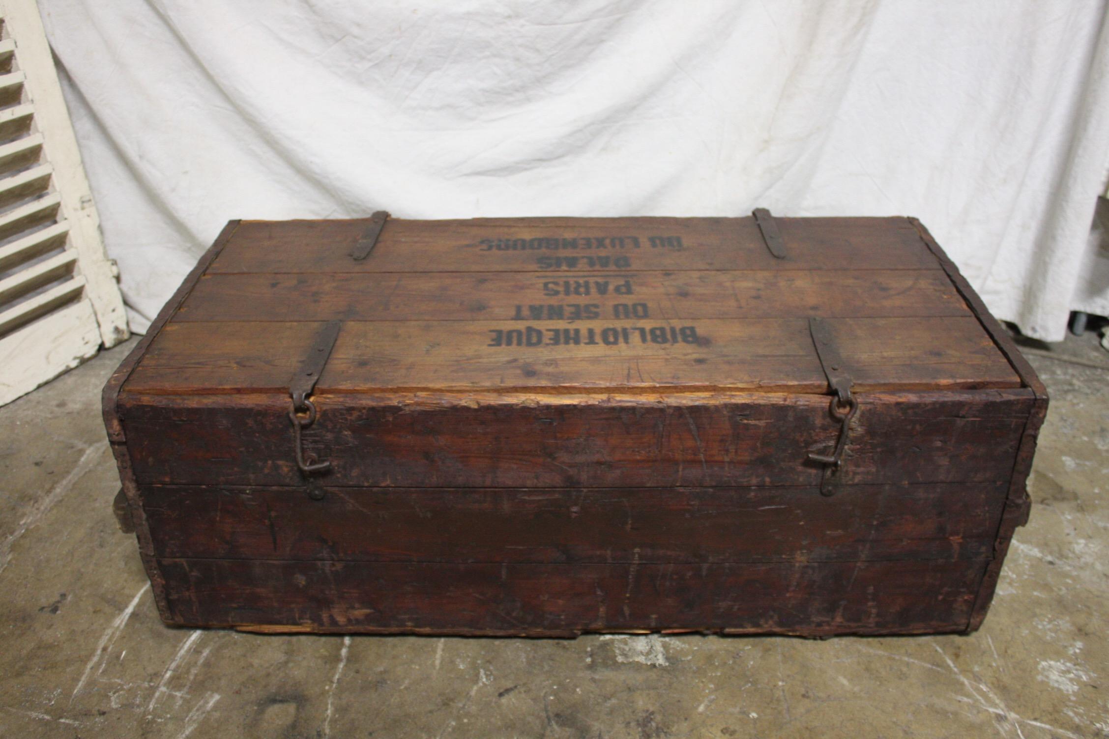 Baule della Bibliotheque du Senat francese dei primi del Novecento In condizioni buone in vendita a Stockbridge, GA