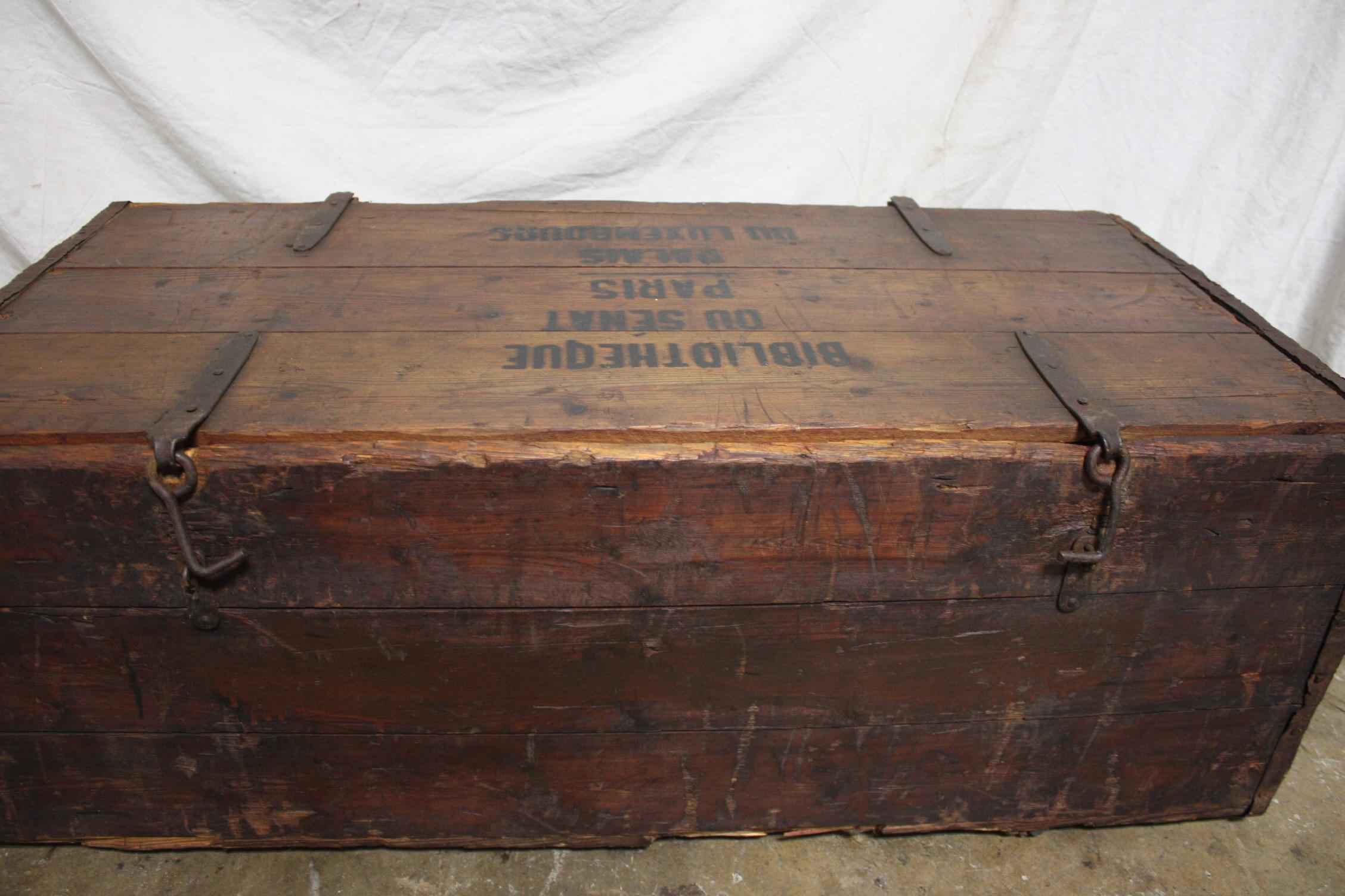 Baule della Bibliotheque du Senat francese dei primi del Novecento in vendita 1