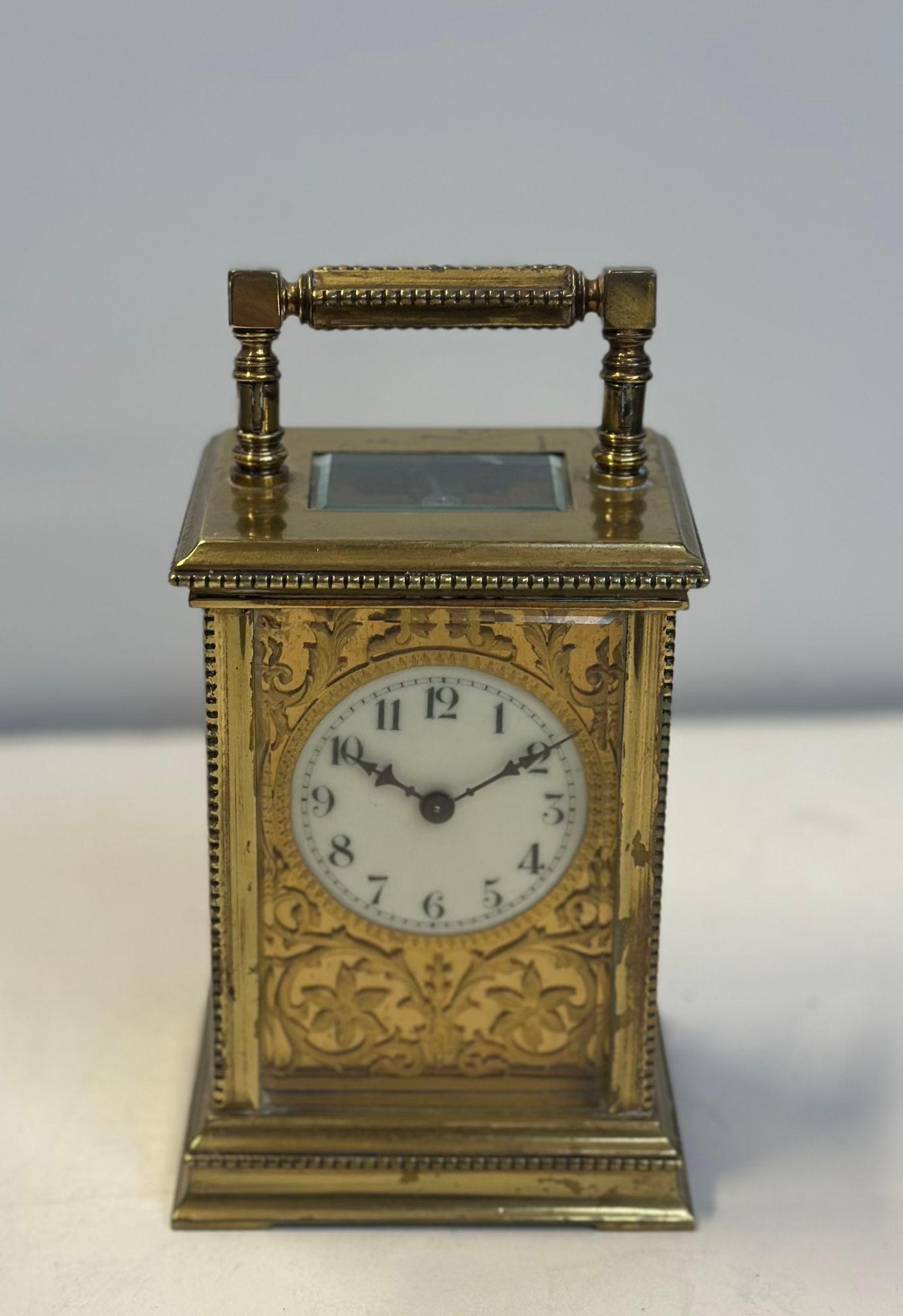 Beautiful traditional brass carriage clock made in France in the early 20th century. It is adorned with botanical details and glass protection.
Dimensions:
5.5
