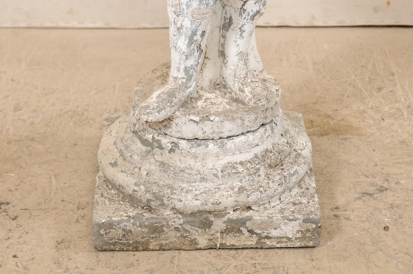 Sculpture de jardin ancienne en pierre moulée représentant un garçon avec un oiseau, d'une hauteur de plus de 2 mètres. en vente 3