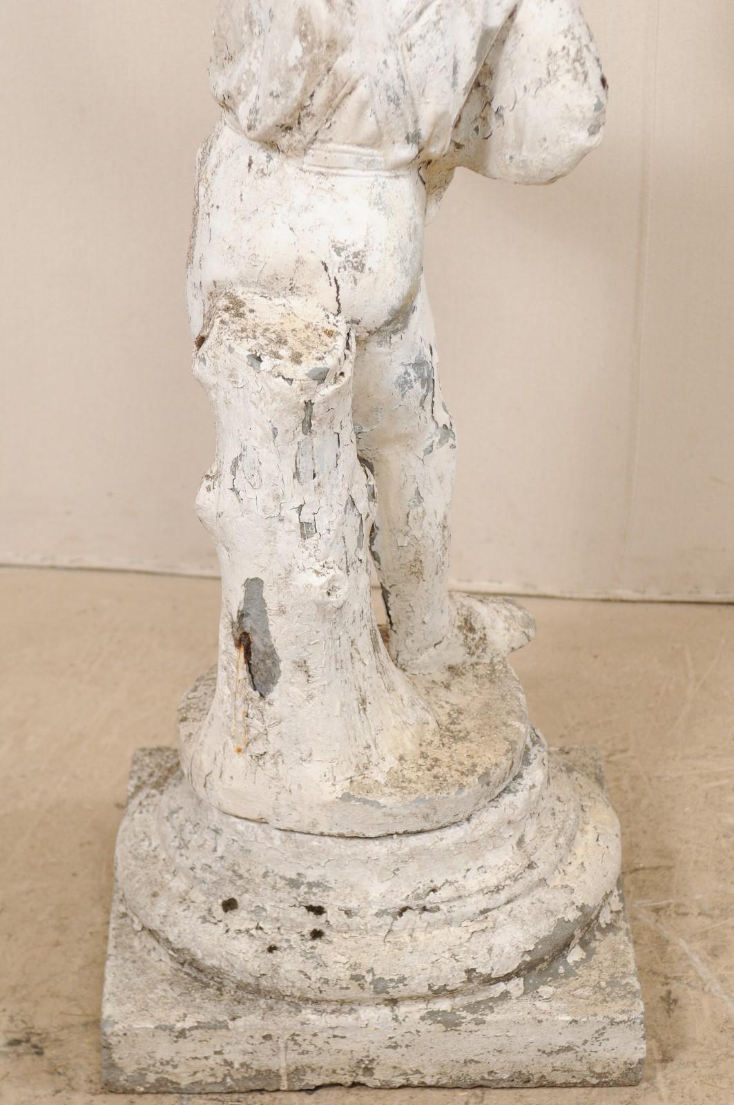 Sculpture de jardin ancienne en pierre moulée représentant un garçon avec un oiseau, d'une hauteur de plus de 2 mètres. en vente 4