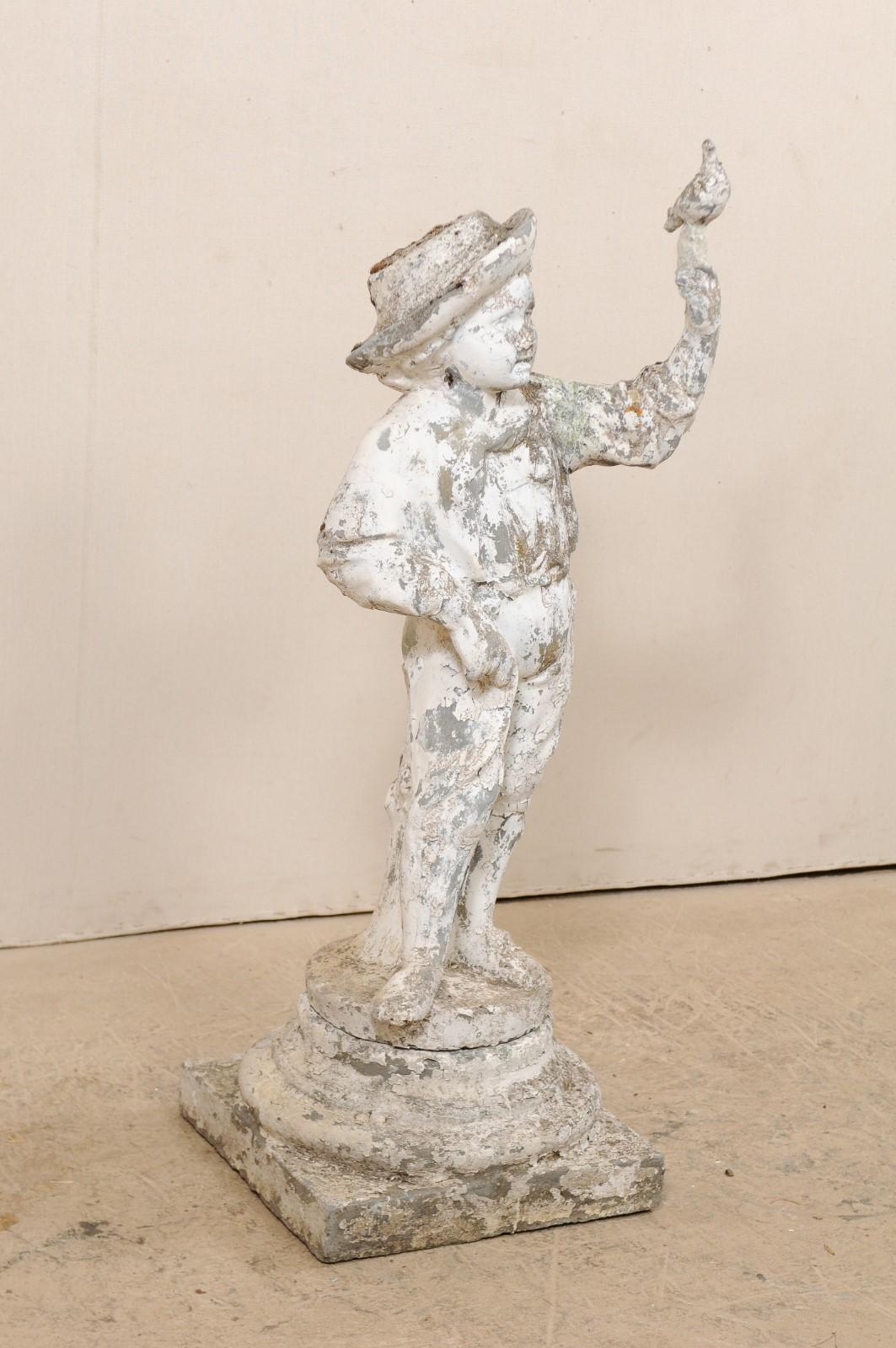 Français Sculpture de jardin ancienne en pierre moulée représentant un garçon avec un oiseau, d'une hauteur de plus de 2 mètres. en vente