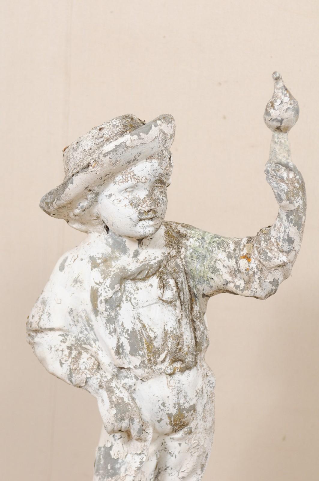 Antike französische Gartenskulptur eines Jungen mit Vogel aus Gusssteinguss, 4+ Fuß Höhe im Zustand „Gut“ im Angebot in Atlanta, GA