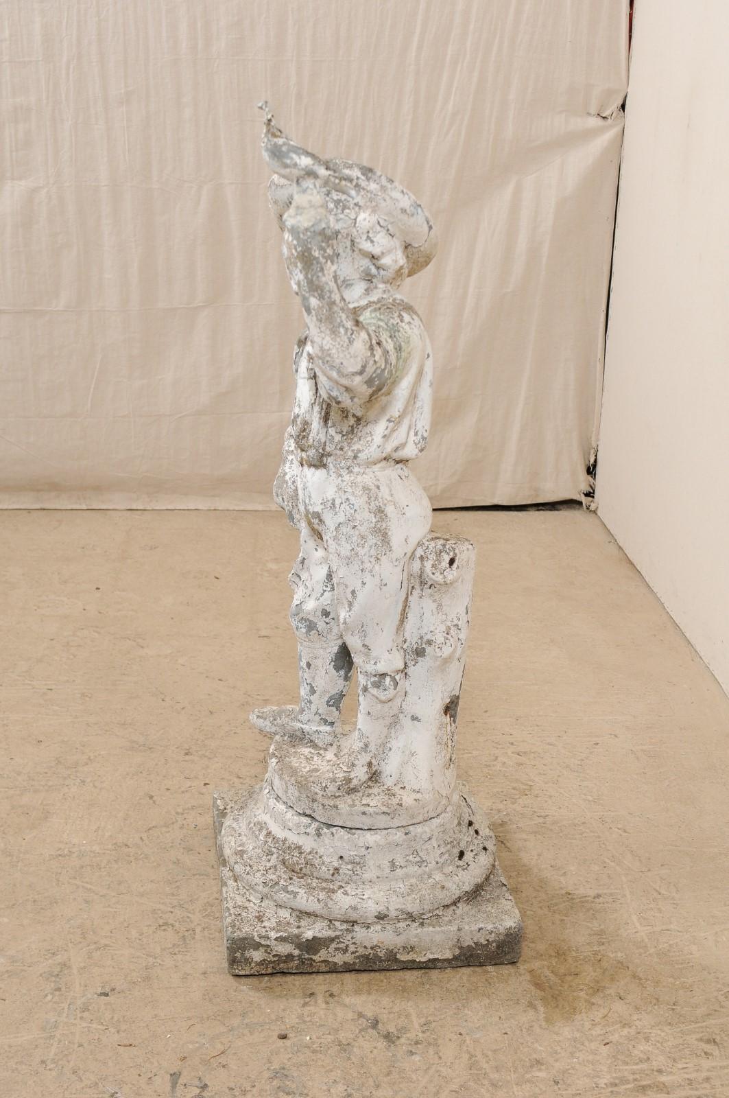 Sculpture de jardin ancienne en pierre moulée représentant un garçon avec un oiseau, d'une hauteur de plus de 2 mètres. en vente 1