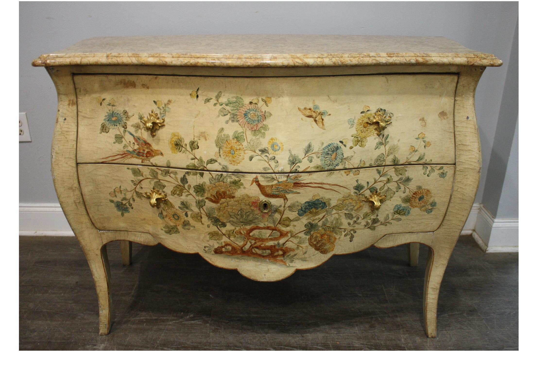 Magnifique commode laquée et peinte d'oiseaux et de plantes avec un plateau en marbre. Très rafraîchissant.