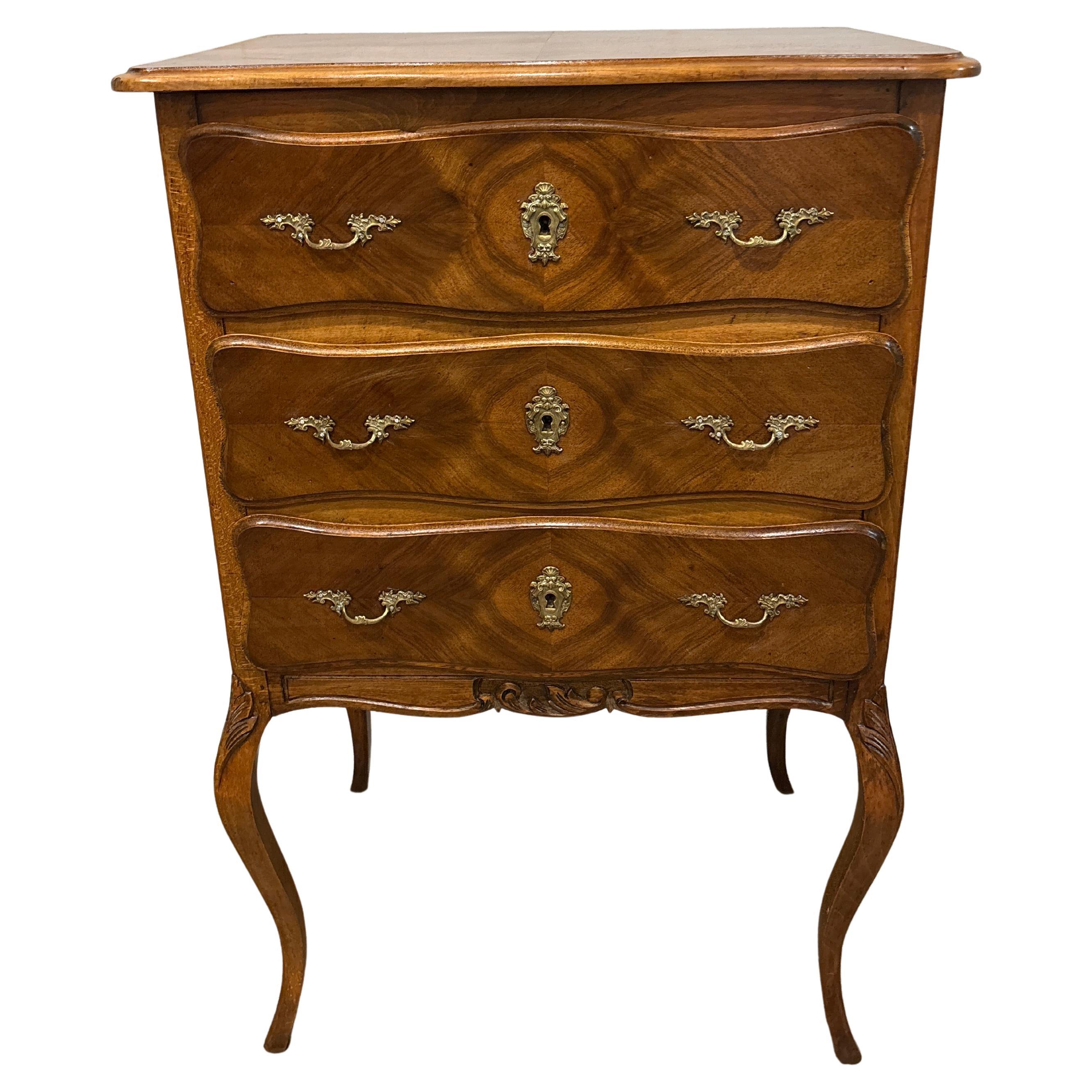 Charmante Hochkommode im französischen Louis XV-Stil aus Palisanderholz   mit einem schönen Muster.
