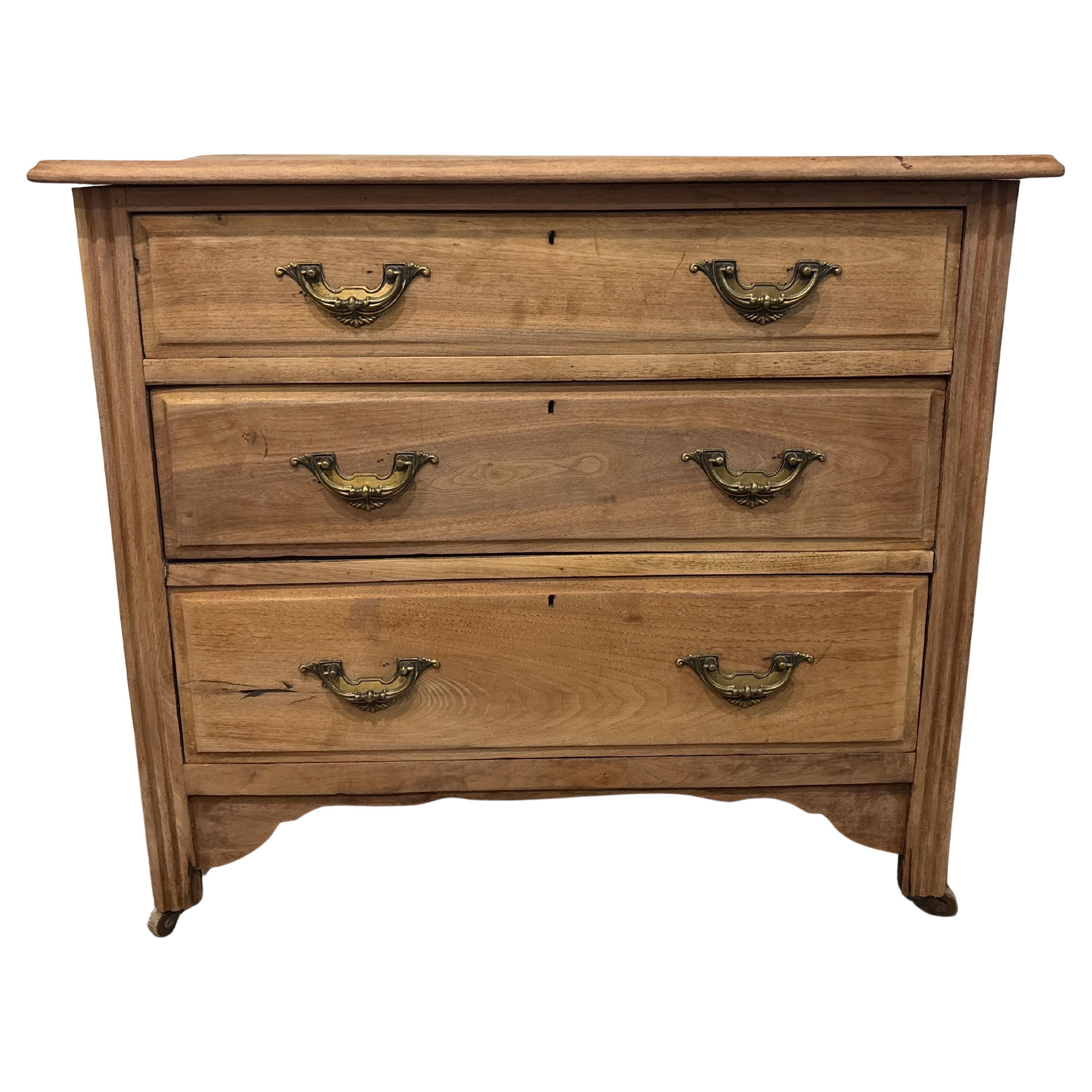 Questo mobile è stato realizzato in legno di frutta ed è stato rifinito. È dotato di rotelle sui piedi che ne facilitano lo spostamento.