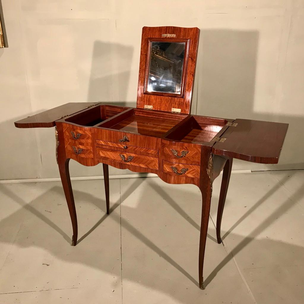Nice quality French dressing table in walnut with marquetry and inlays, originally known as a 