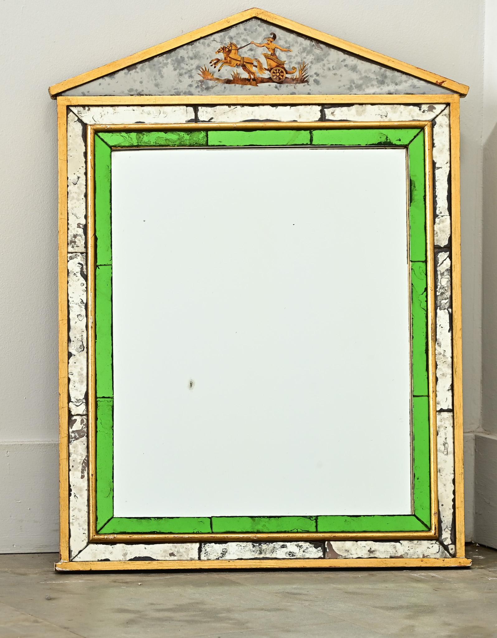 Exceptionnel miroir français doré et églomisé du début du siècle (début des années 1900), semblable à un miroir coussin avec de multiples et étroites bandes de verre miroir vert émeraude assemblées pour former la bordure autour de la plaque