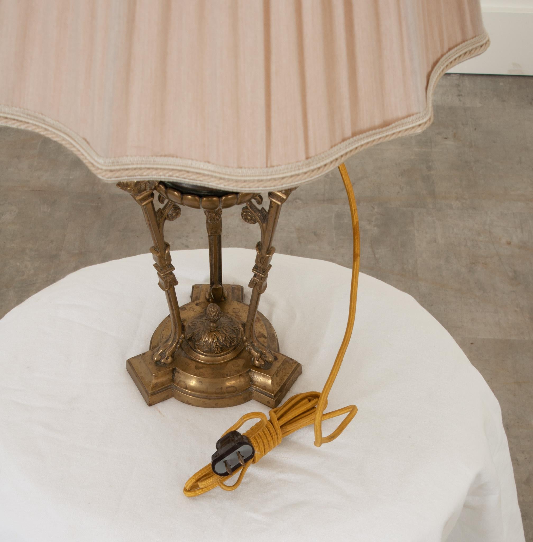 Lampe de table et abat-jour Empire en laiton et bronze du début du XXe siècle français en vente 5