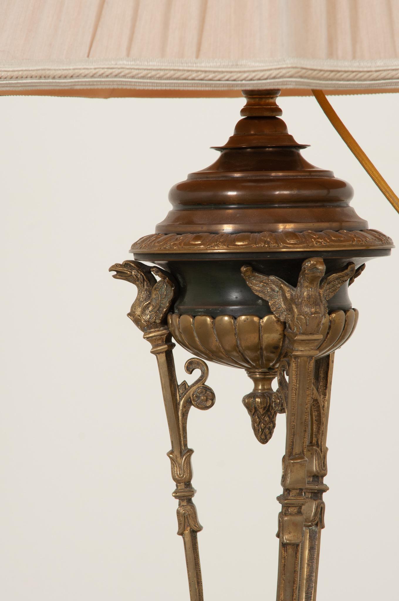 Lampe de table et abat-jour Empire en laiton et bronze du début du XXe siècle français en vente 2