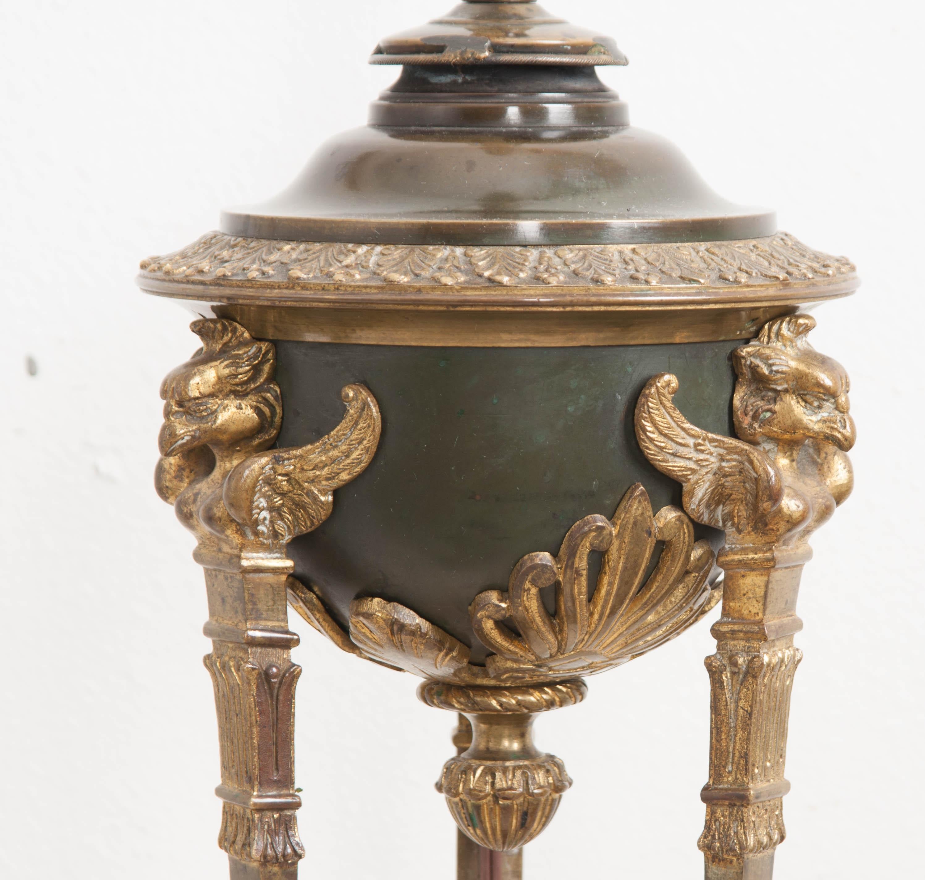 Französische Empire-Tischlampe und Schirm aus Messing und Bronze aus dem frühen 20. Jahrhundert im Zustand „Gut“ im Angebot in Baton Rouge, LA