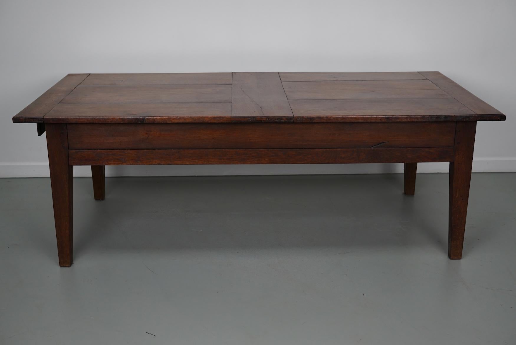 Cette table basse a été transformée à partir d'une vieille table de cuisine en chêne. Il a conservé une très belle patine et une couleur riche au fil des ans, a une taille pratique et un tiroir.