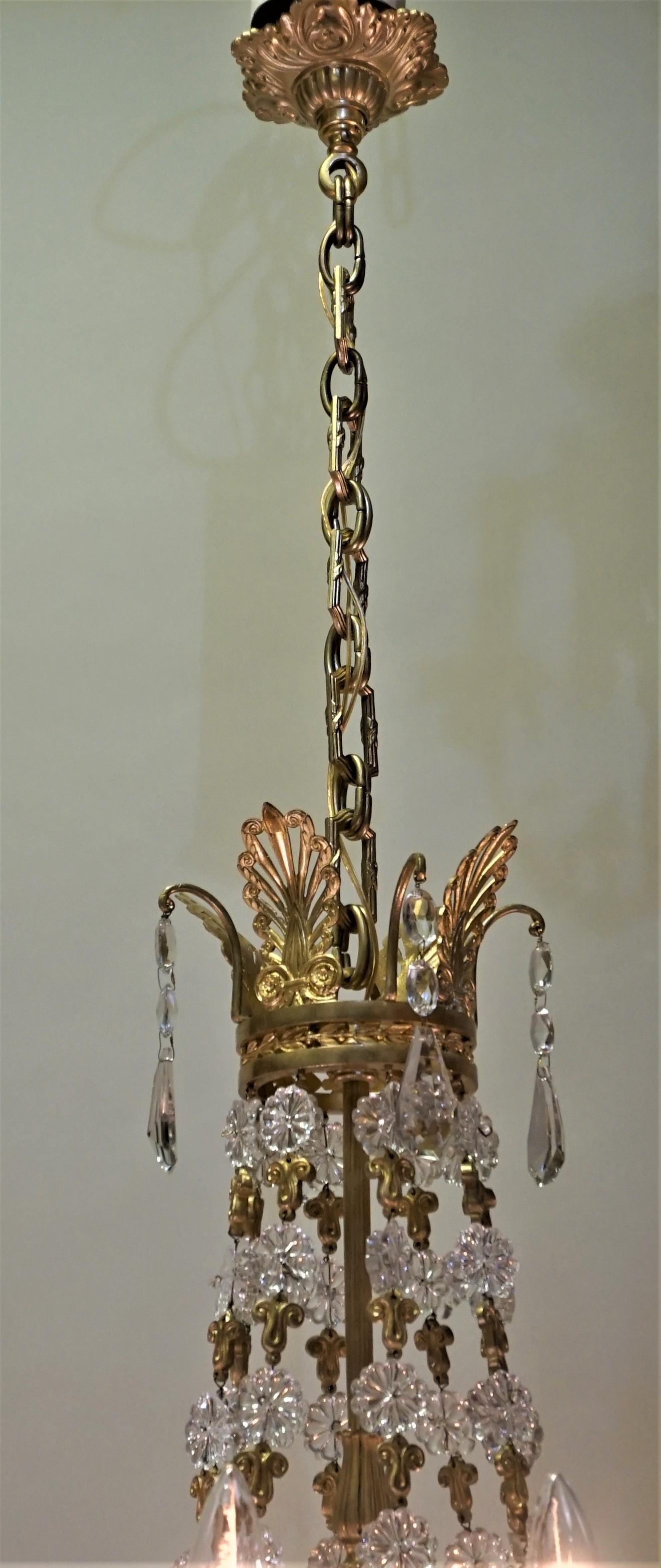 Kronleuchter aus vergoldeter Bronze und Kristall aus dem frühen 20. Jahrhundert im Angebot 3