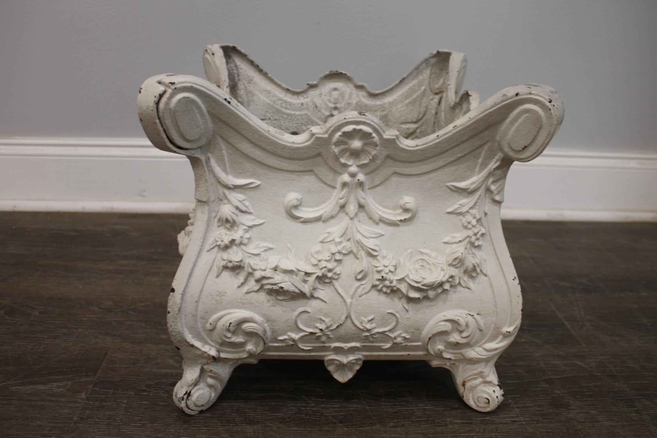Charming iron Planter lacquered white/cream with garlands and flowers.