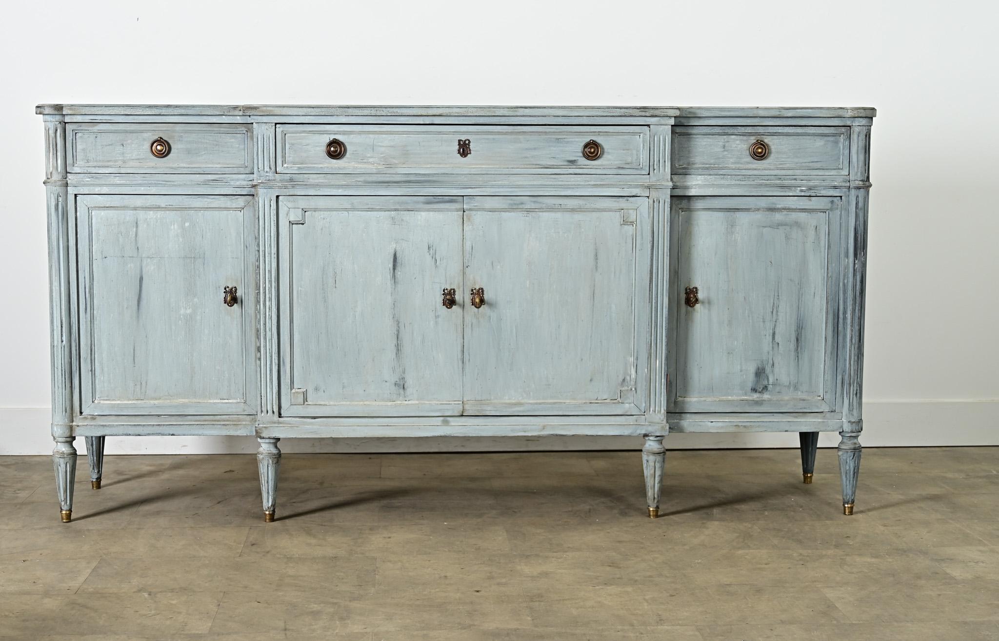 Diese Mahagoni-Enfilade im Louis-XVI-Stil aus dem frühen 20. Jahrhundert wurde (in jüngerer Zeit) mit einer handgemalten, blauen Kratzspur versehen, die einen schönen Kontrast zur linearen Form des Gehäuses bildet. Die Pigmentschichten deuten auf