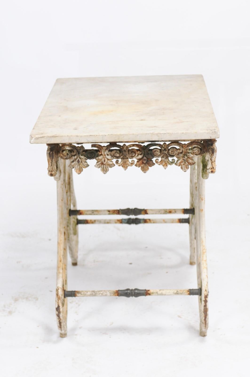 French Early 20th Century Marble Top Baker's Table with Scrolled Iron Base (Französisch)