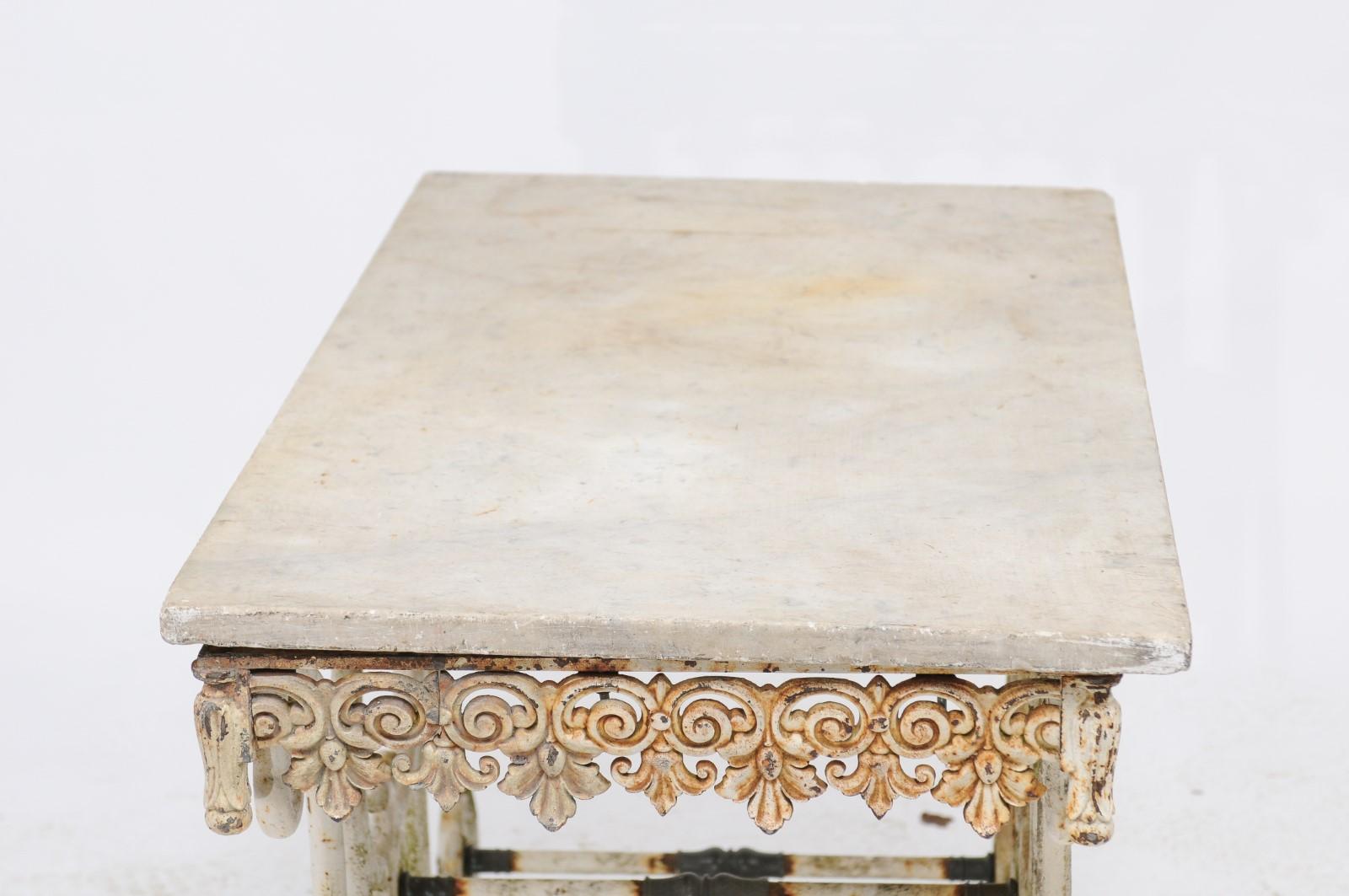 French Early 20th Century Marble Top Baker's Table with Scrolled Iron Base (20. Jahrhundert)