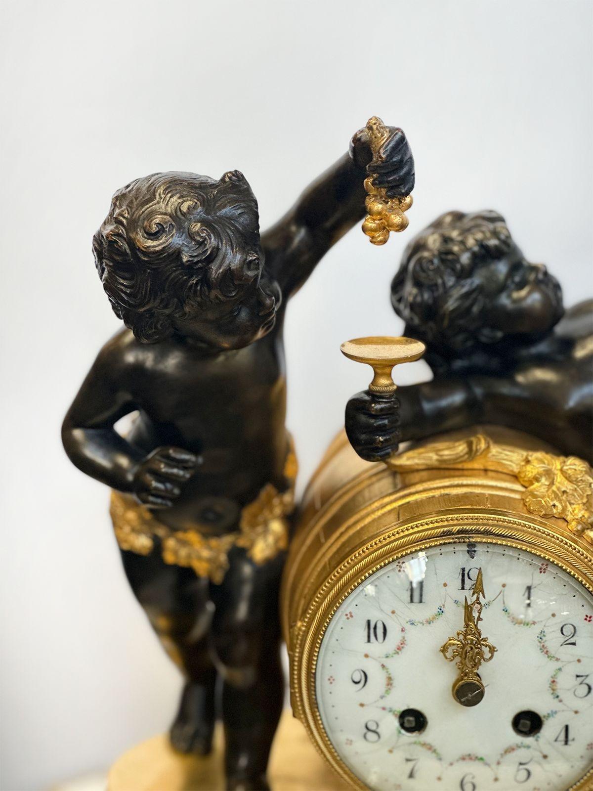 Schöne Bronze-Kaminuhr mit reicher Bronze in Ormolu und unterstützt von einem Marmorsockel; hergestellt in Frankreich im frühen 20. Jahrhundert. Die Uhr zeigt zwei Putten, von denen eine Trauben und die andere ein Schälchen hält.
Abmessungen:
15 