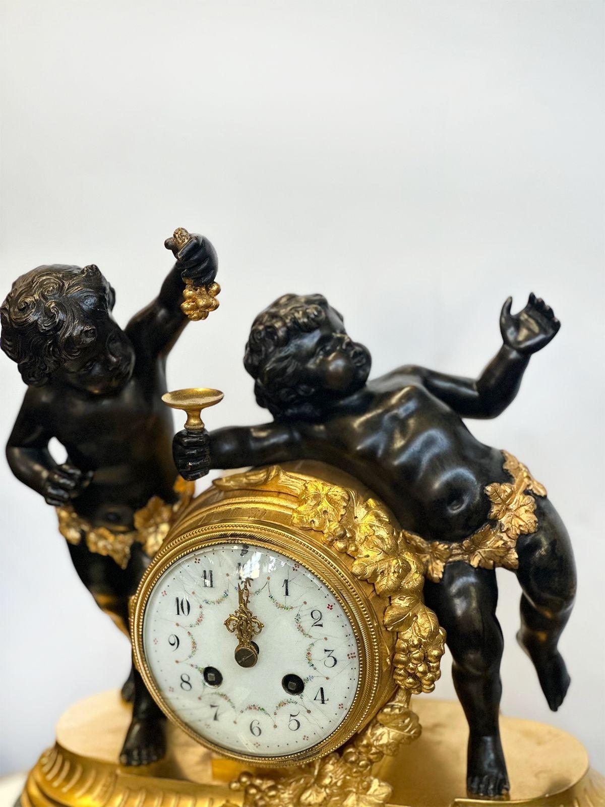 Französische Cherub-Kaminuhr aus Goldbronze und Marmor aus dem frühen 20. Jahrhundert im Zustand „Gut“ im Angebot in Los Angeles, CA