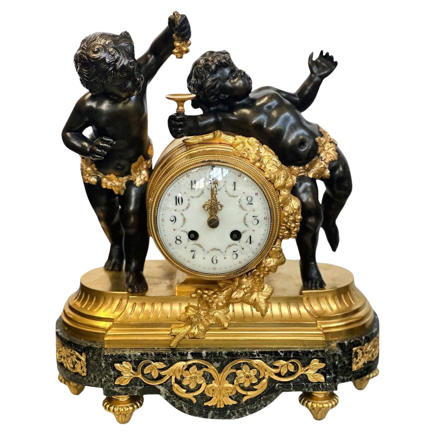 Pendule de cheminée en bronze doré et marbre avec chérubin, début du 20e siècle en vente